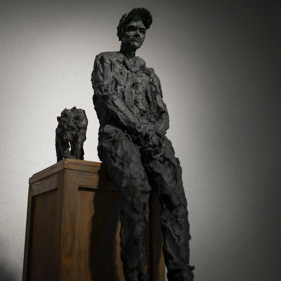 Le rêve du loup - Portrait d'un adolescent, sculpture en grès - Noir Figurative Sculpture par Cécile Raynal