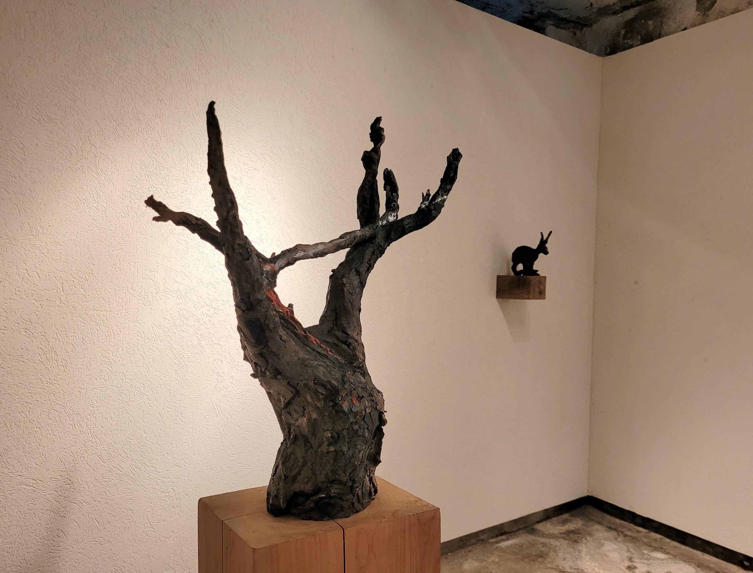Árbol del mundo IV de Cécile Raynal - Escultura de gres cocido al humo, naturaleza, rama en venta 7