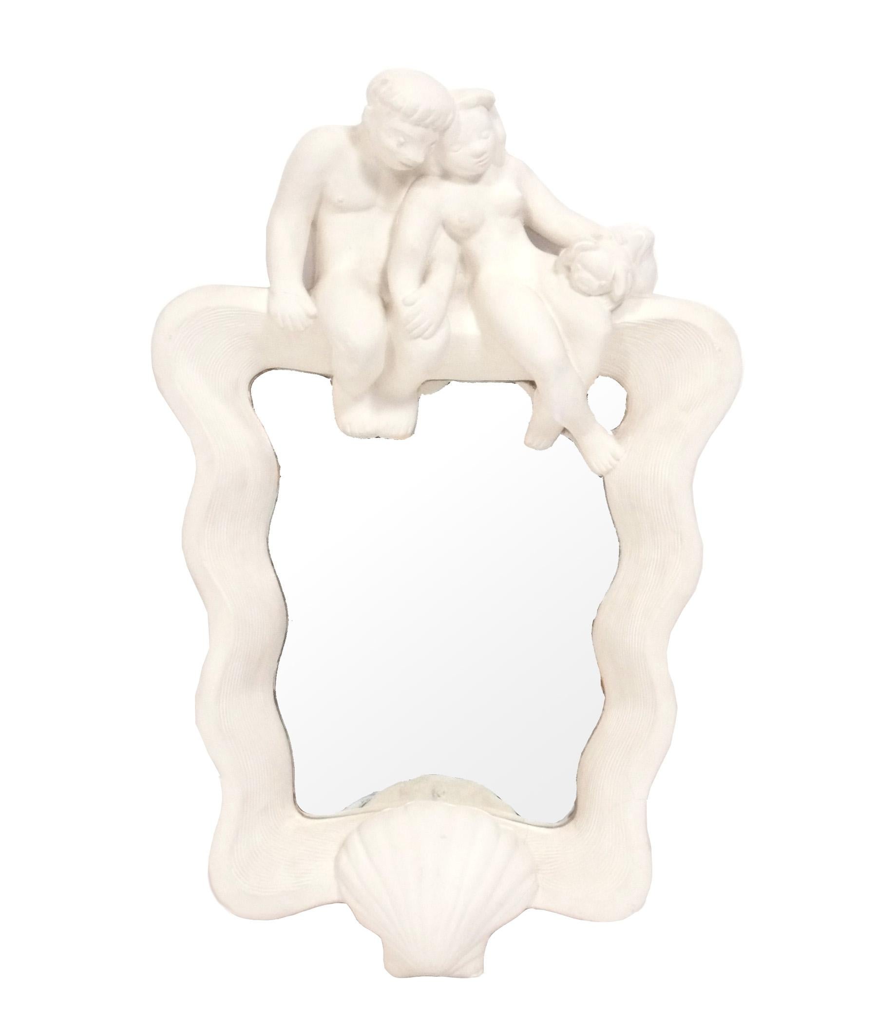 Eleganter weißer Gipsspiegel und wandmontierter Konsolentisch oder -regal, entworfen von Cecilia Graham, Amerikanerin, ca. 1930er Jahre. Behält die warme Originalpatina. Cecilia Graham war eine von vier Künstlerinnen, die mit der Gestaltung von