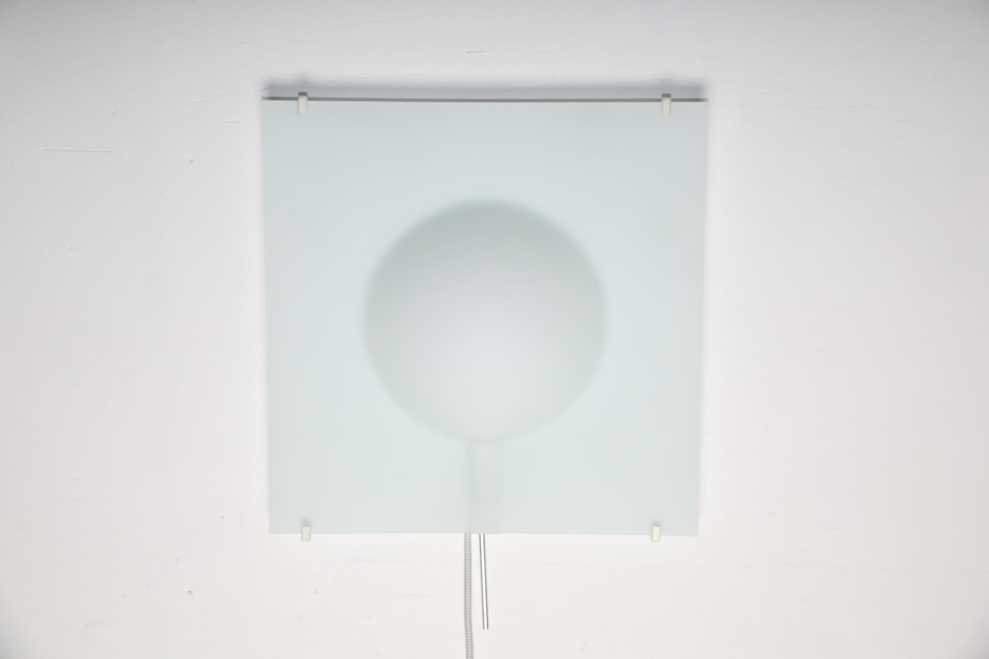 Lámpara de pared diseñada por Cecilia Johansson para IKEA en Suecia durante la década de 1980. El modelo, llamado 