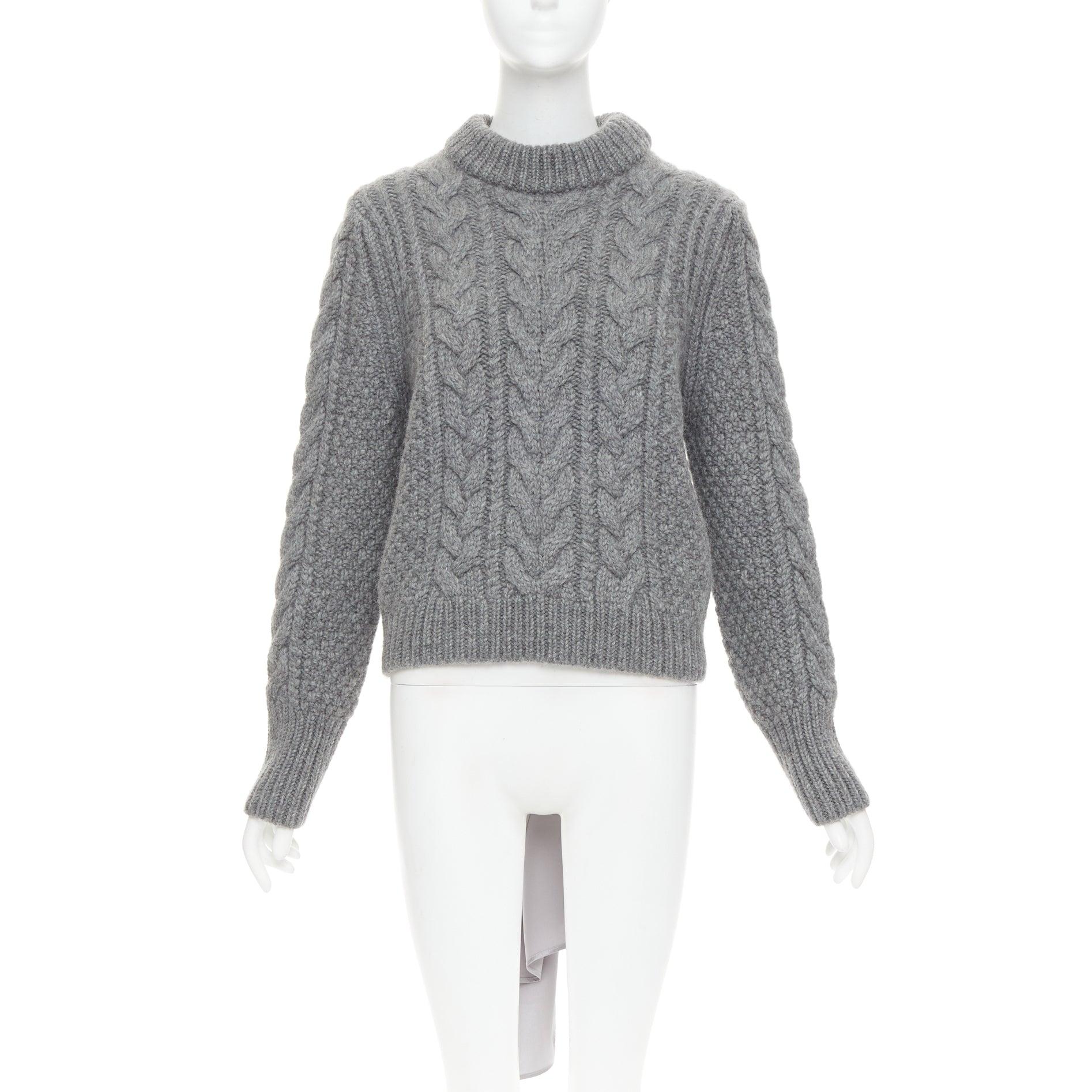 CECILIE BAHNSEN graue Wolle grob gestrickt 100% Seide versetzt zurück Krawatte Pullover XS
Referenz: LNKO/A02602
Marke: Cecilie Bahnsen
MATERIAL: Wolle, Seide
Farbe: Grau
Muster: Solide
Verschluss: Selbstbinder
Zusätzliche Details: Rückenausschnitt