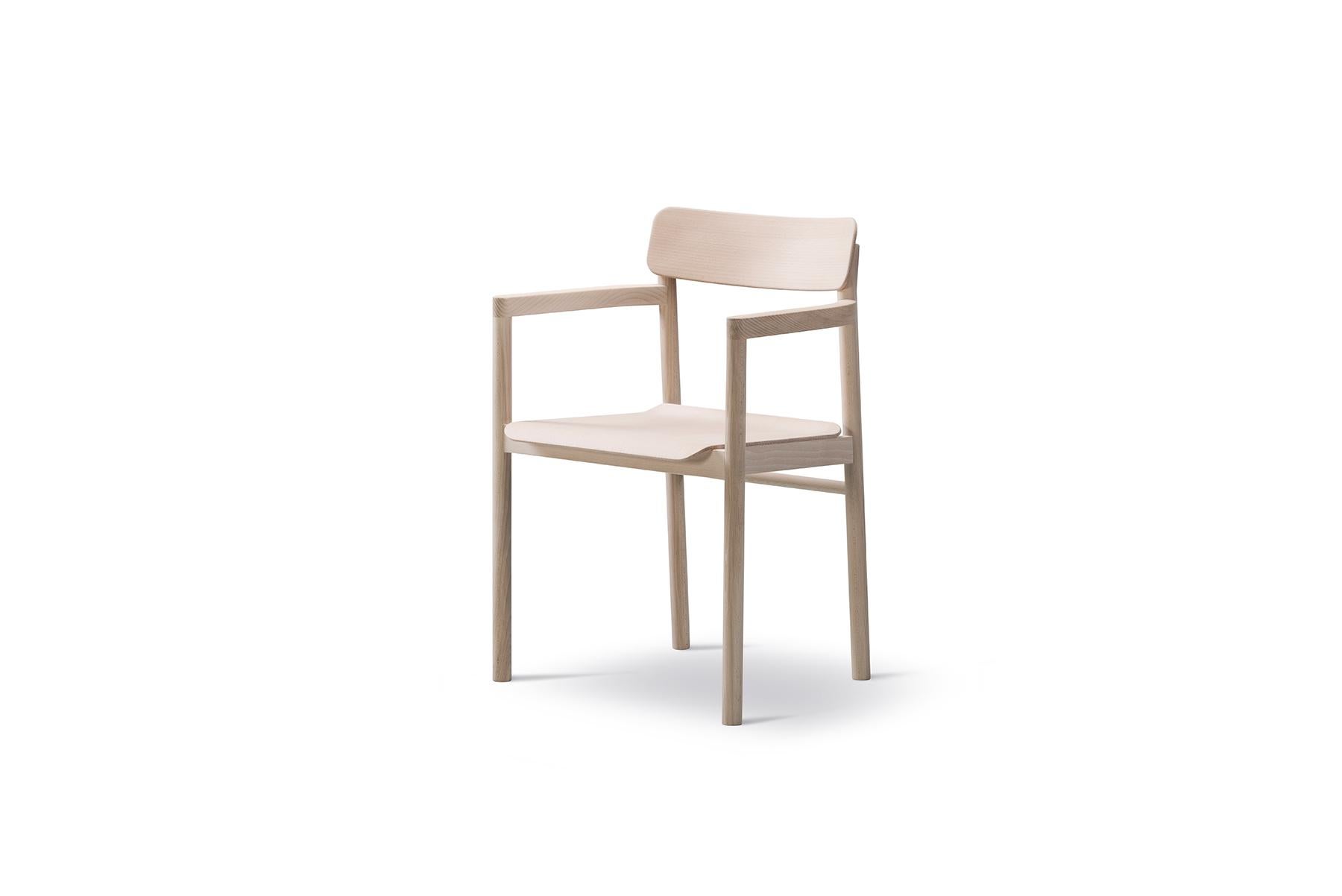 Avec sa position verticale et sa structure en bois massif, le fauteuil Cecilie Manz Post incarne les principes de simplicité qui animent la designer Cecilie Manz. Construite avec un minimum d'espace pour les accoudoirs et un siège confortablement