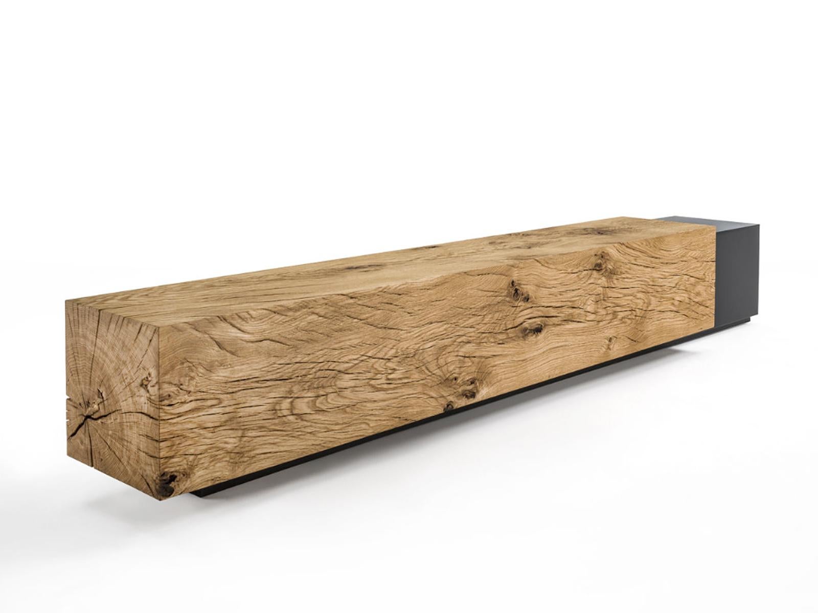 Bench cedar and iron in solid natural aromatic
cedar wood and with lacquered iron.
Made in on block of cedar wood. Treated with
natural pine extracts wax. Elegant and original 
piece. Also available in solid burnt cedar wood,
on request.
Solid cedar