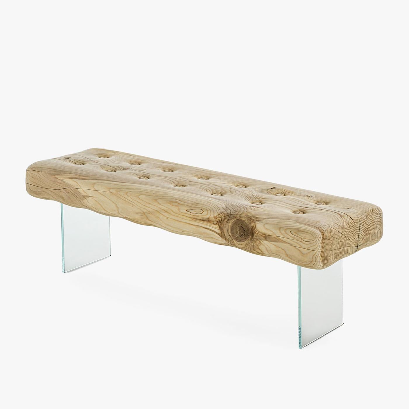 Panchina in Cedro Capitonnato con piedi in vetro temperato e
con sedile ricavato da un unico blocco di legno massiccio di cedro, trattato 
legno massiccio con cera agli estratti naturali di pino.
Il legno di cedro massiccio include movimenti, crepe