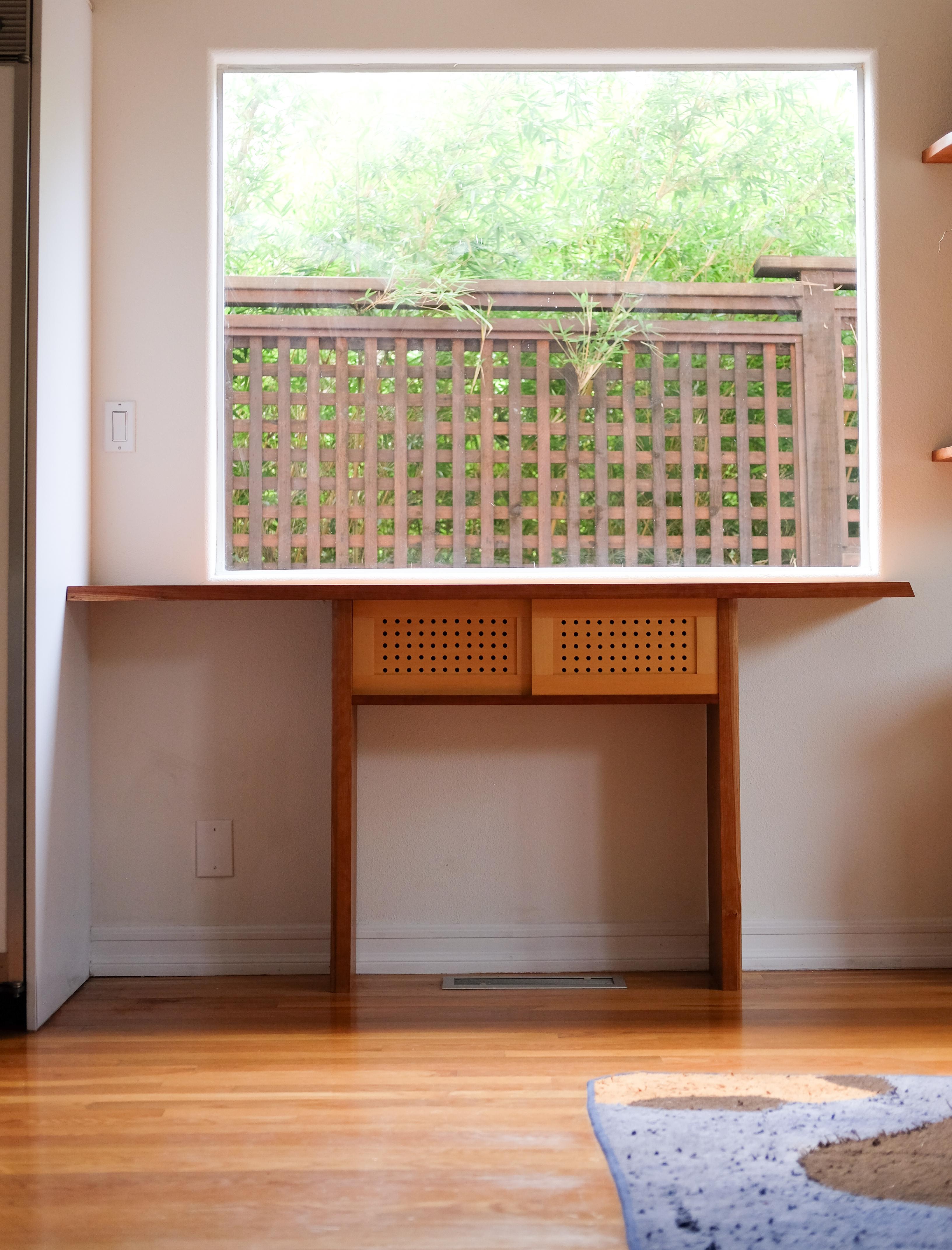 Credenza in cedro di Nick Sugihara
Dimensioni: D 30,48 x L 177,8 x H 86,36 cm. 
Materiali: Legno di ciliegio e cedro oliato.

Disponibile in ciliegio e cedro dell'Alaska. Contattateci.

Sugihara Fine Furniture è un piccolo studio di arredamento e