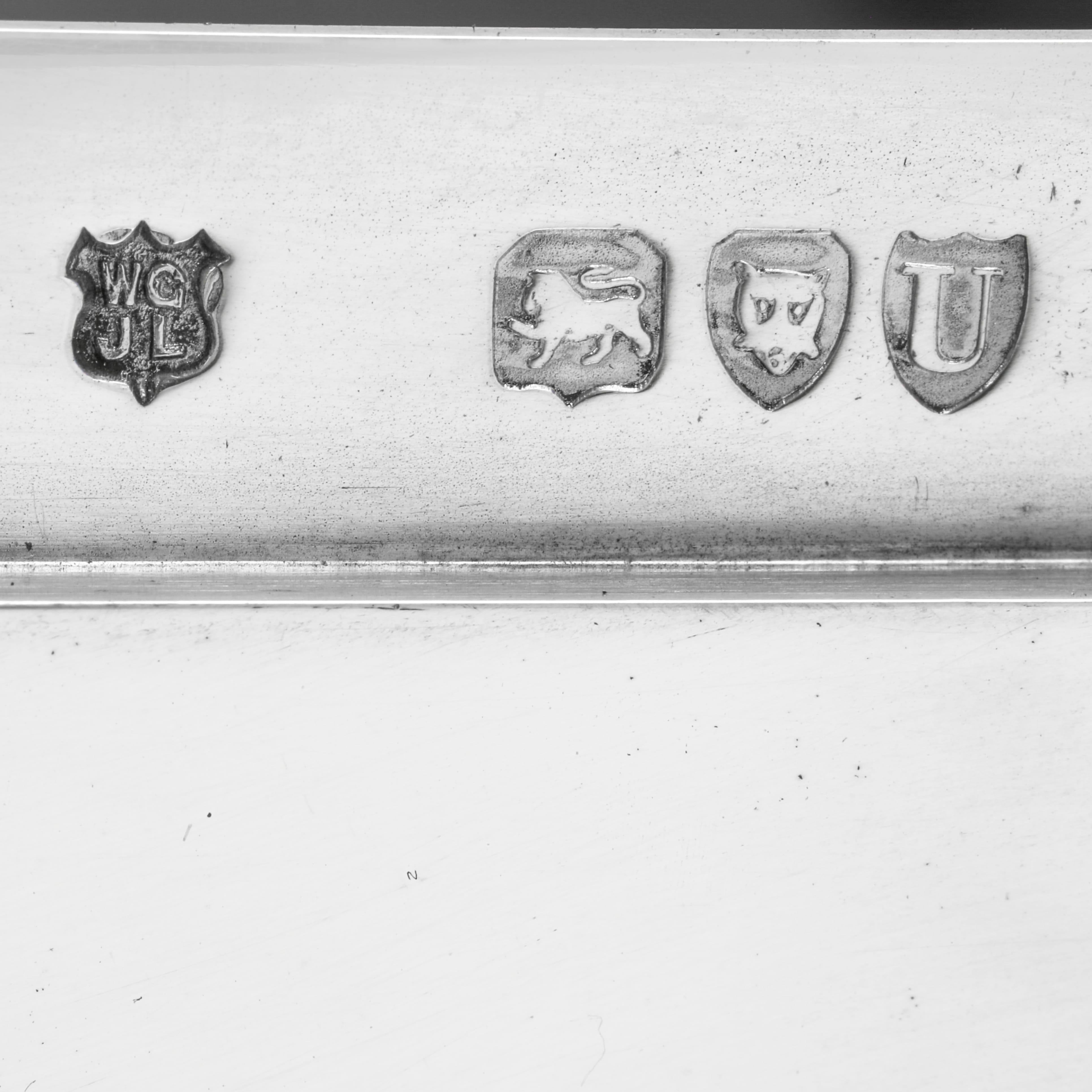 Boîte à cigares victorienne en argent sterling avec doublure de cèdre fabriquée à Londres en 1895 Bon état - En vente à London, London