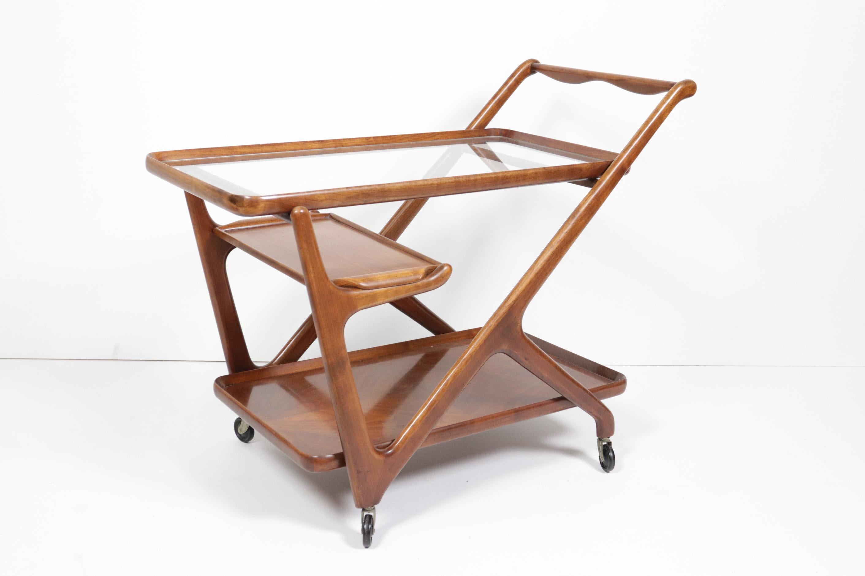 Very elegant Italian tea trolley or bar trolley made of cedar wood designed by Cesare Lacca for Cassina from the 1950s.
Rare! Complete with the original removable tray.
The trolley is in a very good original condition given its age.