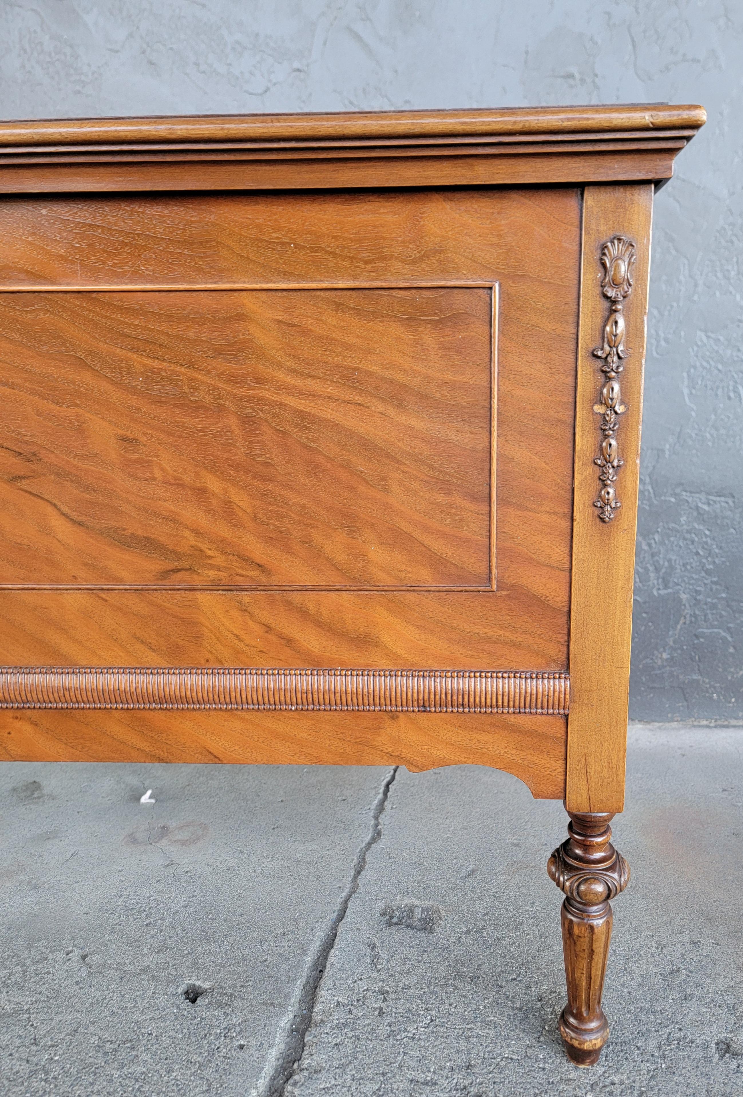 Bellissima cassapanca in cedro con interno in cedro ed esterno in noce abbinato al libro. Prodotto da Gregori Furniture Company, Tacoma, Washington. 1930's. Vassoio scorrevole rimovibile. Bella lucentezza della finitura originale. Diversi graffi