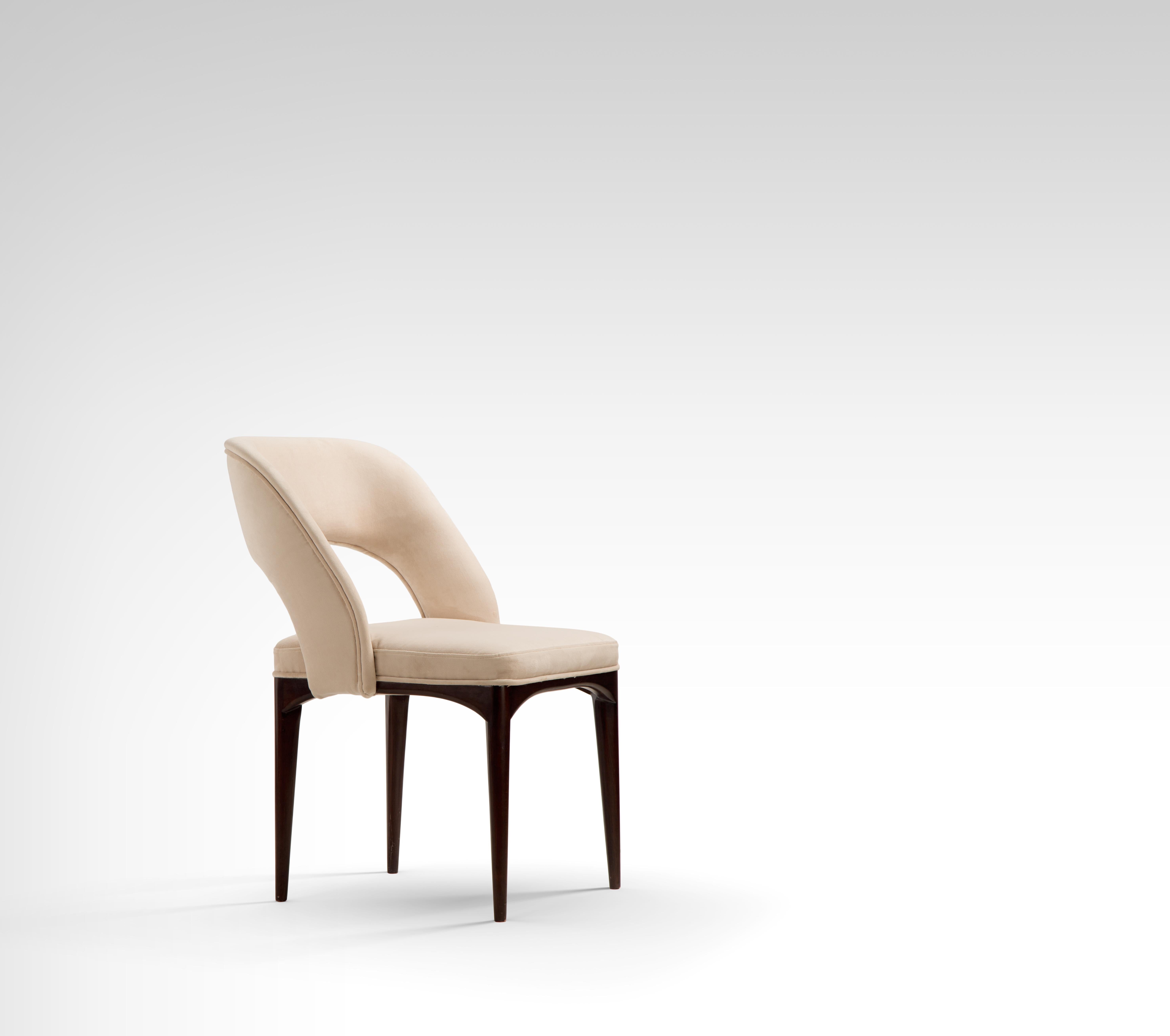 Esszimmerstuhl aus Zedernholz mit Kunstlederpolsterung.
Es ist einfach modern! Entspannen Sie sich in einem eleganten Sessel mit einer geschwungenen Silhouette für ein gemütliches Erlebnis. Er ist aus Zedernholz gefertigt und mit beigefarbenem