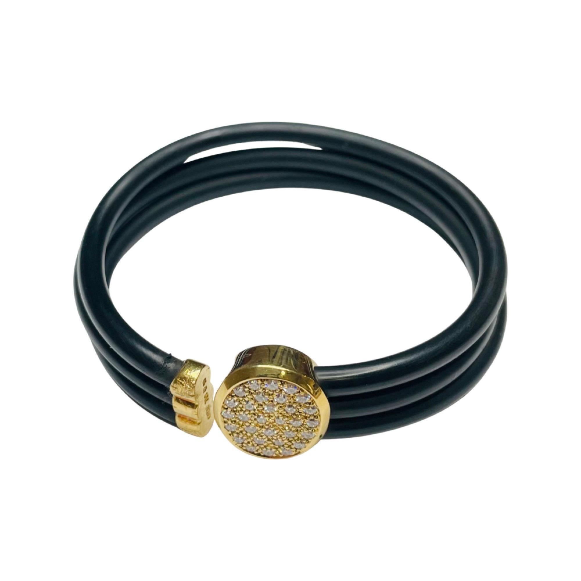 Cede Armband aus 18 Karat Gelbgold, Kautschuk und Diamanten. Der ovale Mittelteil aus 18 Karat Gelbgold misst 17,0 mm mal 15,0 mm. Es gibt 30 runde Brillanten im Vollschliff, die in Pflaster gefasst sind und ein Gesamtgewicht von 0,60 Karat haben.
