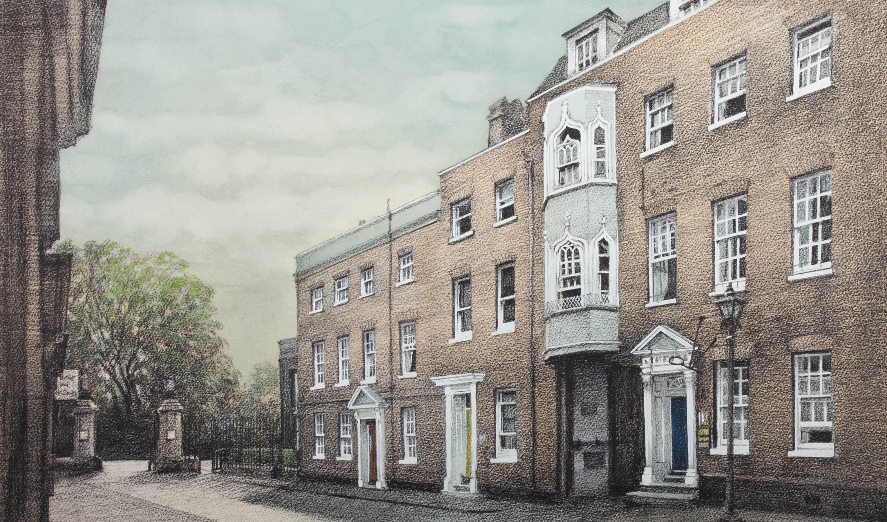 Eine elegante Aquarell- und Kohledarstellung eines Londoner Mietshauses. Der Künstler hat unten rechts signiert und datiert, und das Kunstwerk wird in einem grauen Passepartout präsentiert. Auf Aquarellpapier.
