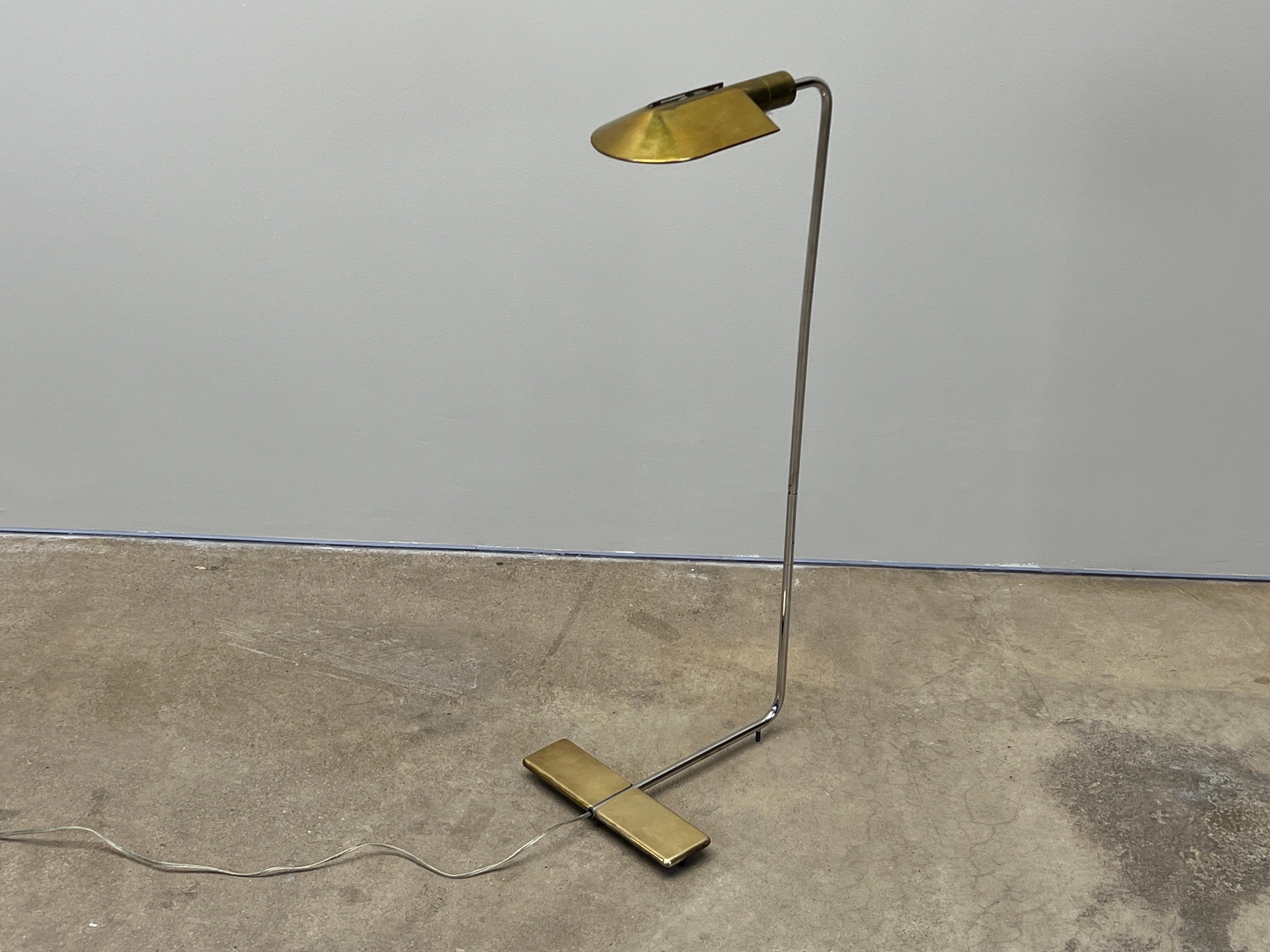 Lampadaire à hauteur réglable avec capot rotatif de Cedric Hartman. 