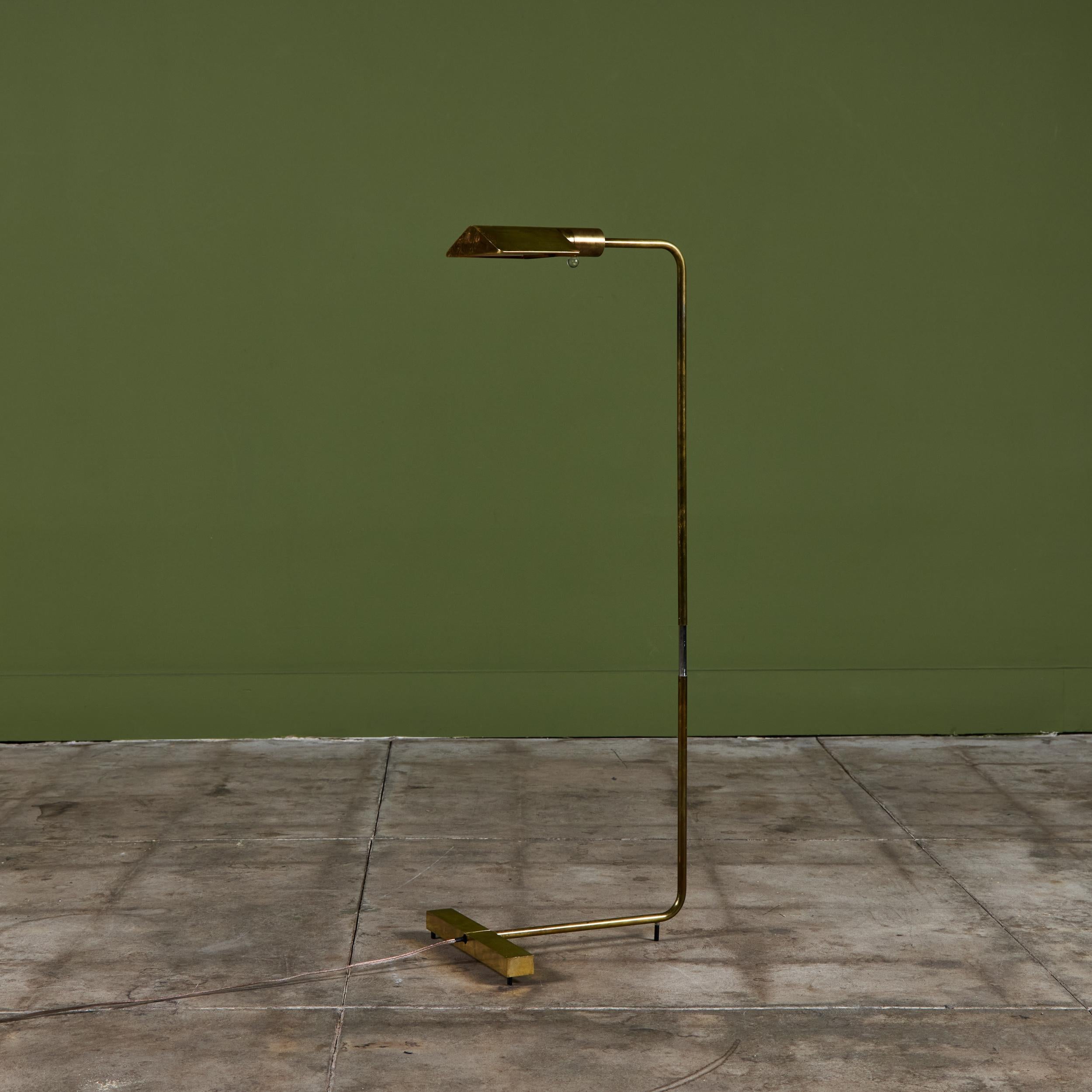 Conçu dans les années 1970, ce lampadaire en laiton de Cedric Hartman est un classique du design durable. Ce lampadaire moderniste est doté d'un abat-jour triangulaire en laiton fixé à une tige incurvée en laiton qui offre un éclairage ciblé. Le mât