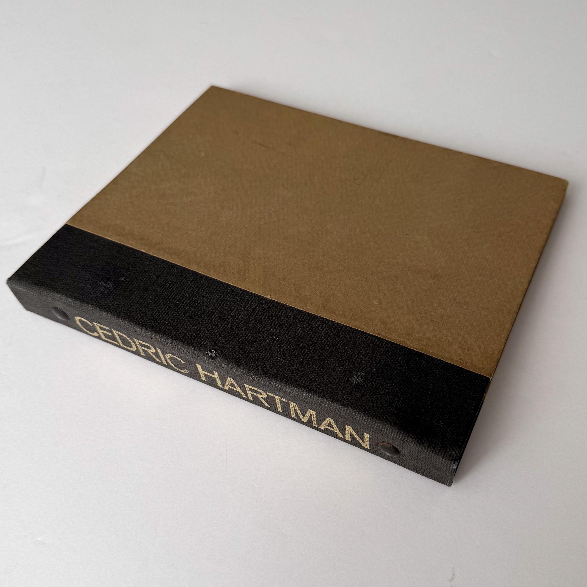 Catalogue à anneaux de petit format présentant l'offre du designer/fabricant Cedric Hartman en matière d'éclairage et de mobilier pour les années 1979/80. Connu pour l'attention méticuleuse qu'il porte aux matériaux et à l'artisanat, Hartman est
