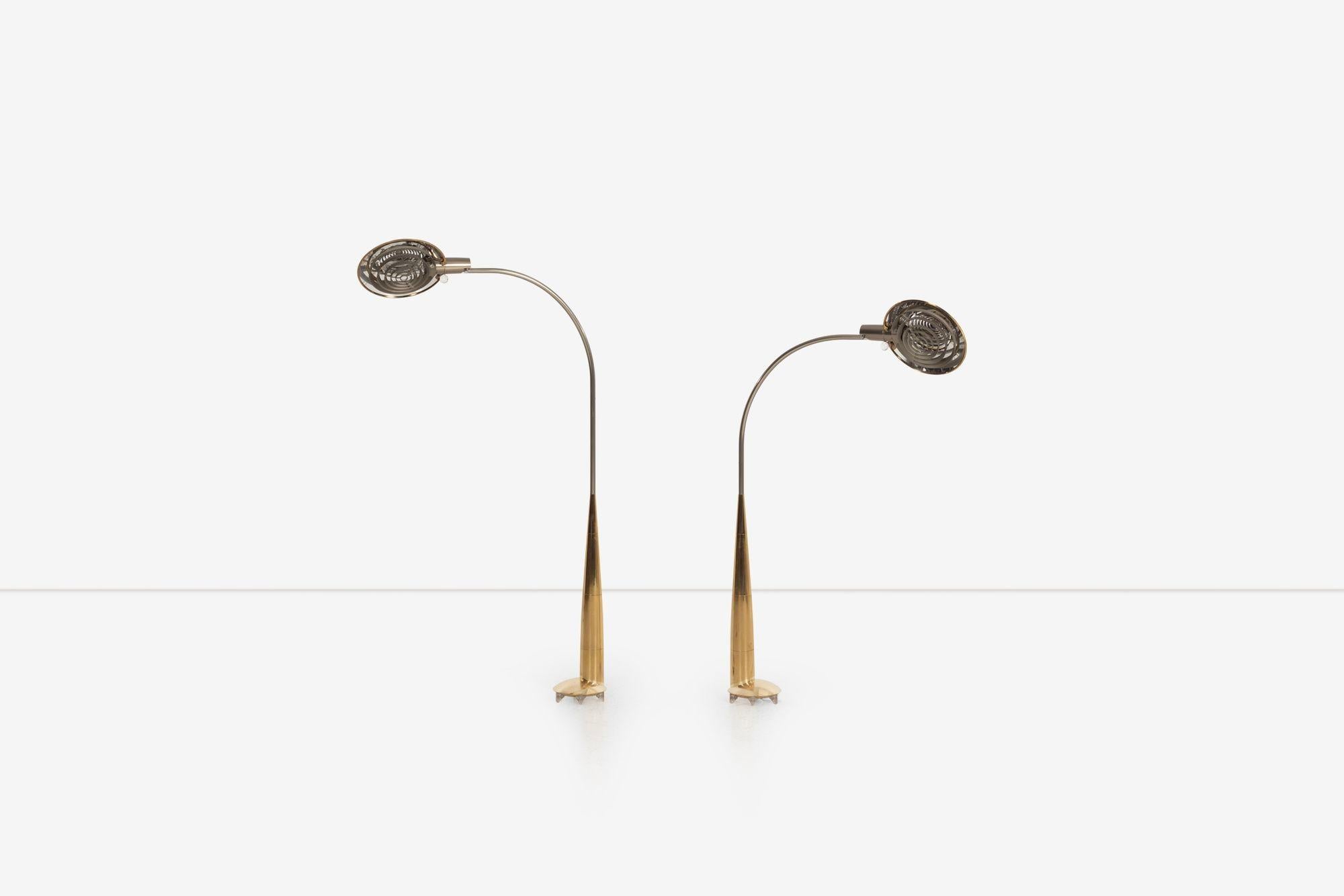 Cedric Hartman Lampes de sol à profil bas en laiton massif (1978)
Bases anciennes en laiton massif avec une base tournante de 720° avec des dents en lucite pour la stabilité du tapis.
Caractéristiques techniques :
Hauteur réglable :