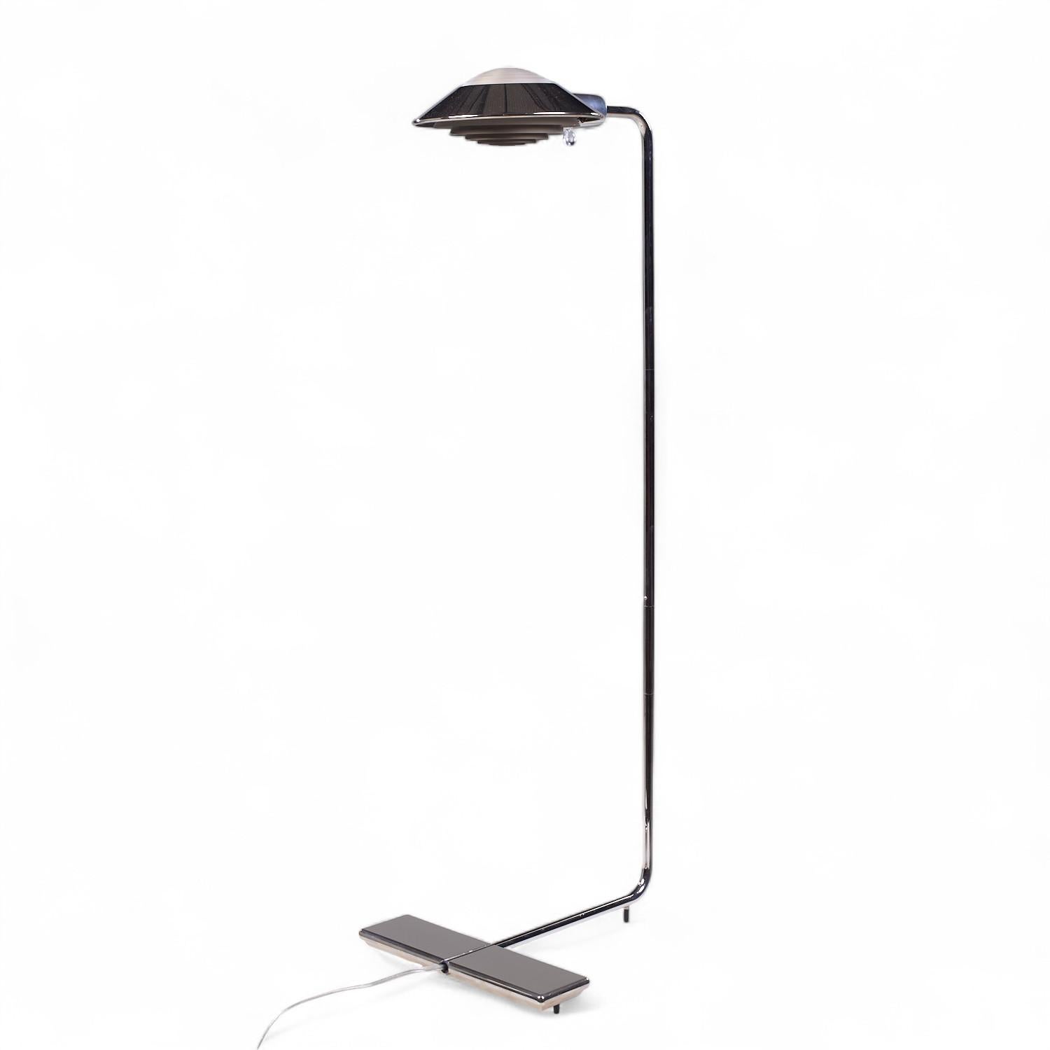 20ième siècle Cedric Hartman Lampadaires chromés du milieu du siècle - Paire en vente