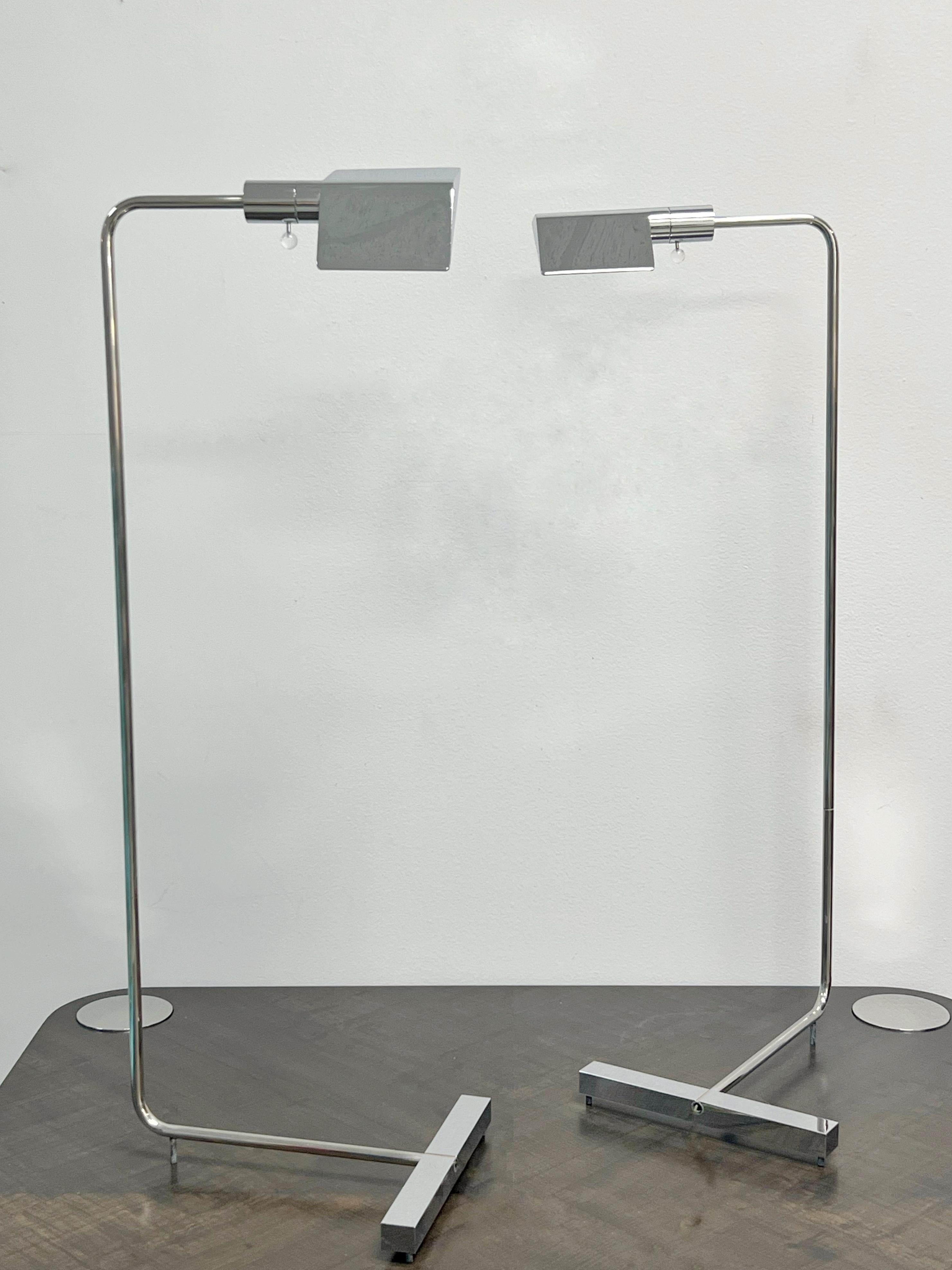 Estas lámparas de pie de lectura Cedric Hartman en cromo son una exquisita mezcla de diseño atemporal y elegancia funcional. Fabricados en latón de alta calidad, su esbelta pero robusta estructura desprende un encanto sofisticado. Las lámparas