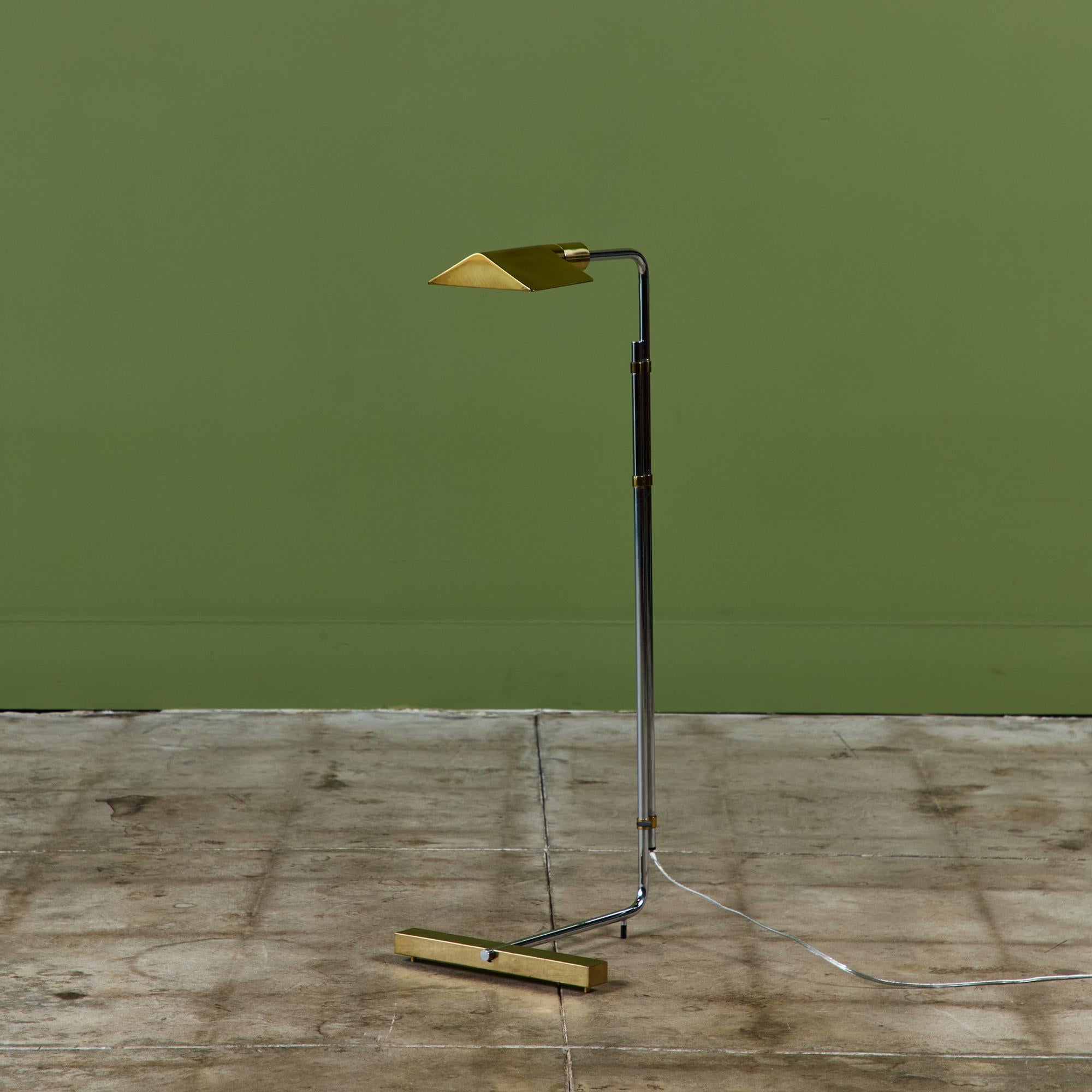 Conçu dans les années 1970, ce lampadaire en laiton et acier inoxydable de Cedric Hartman est un classique du design. Cette lampe moderniste est dotée d'un abat-jour triangulaire en laiton fixé à deux tiges parallèles incurvées en acier inoxydable