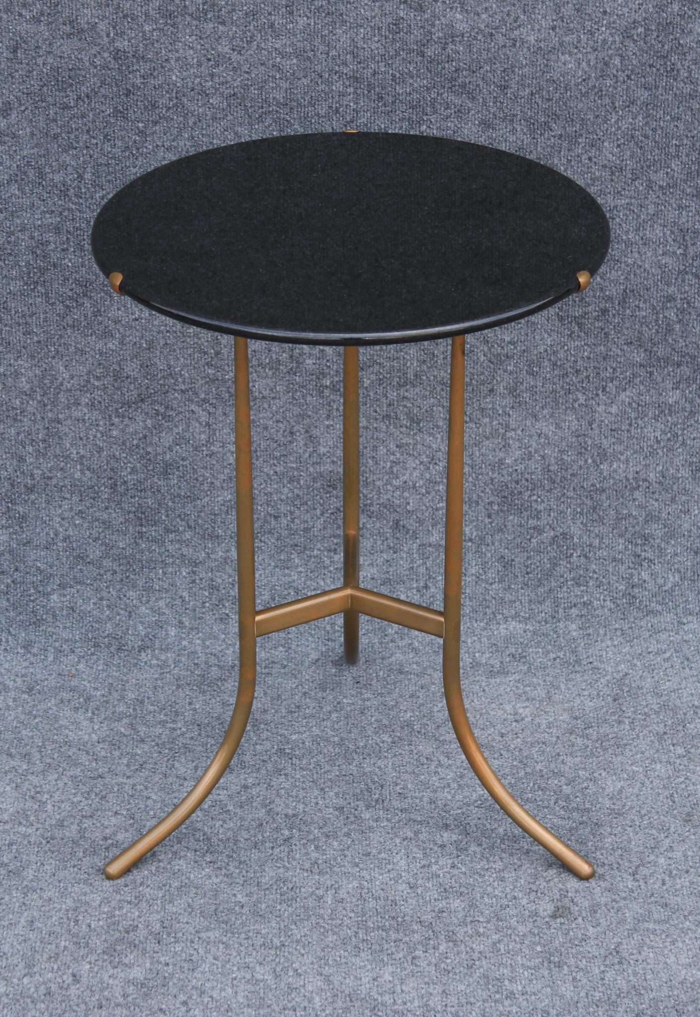 Beistelltisch oder Beistelltisch „Modell AE“ von Cedric Hartman, schwarzer Granit und Bronzeausführung, 1970er Jahre (Moderne der Mitte des Jahrhunderts) im Angebot
