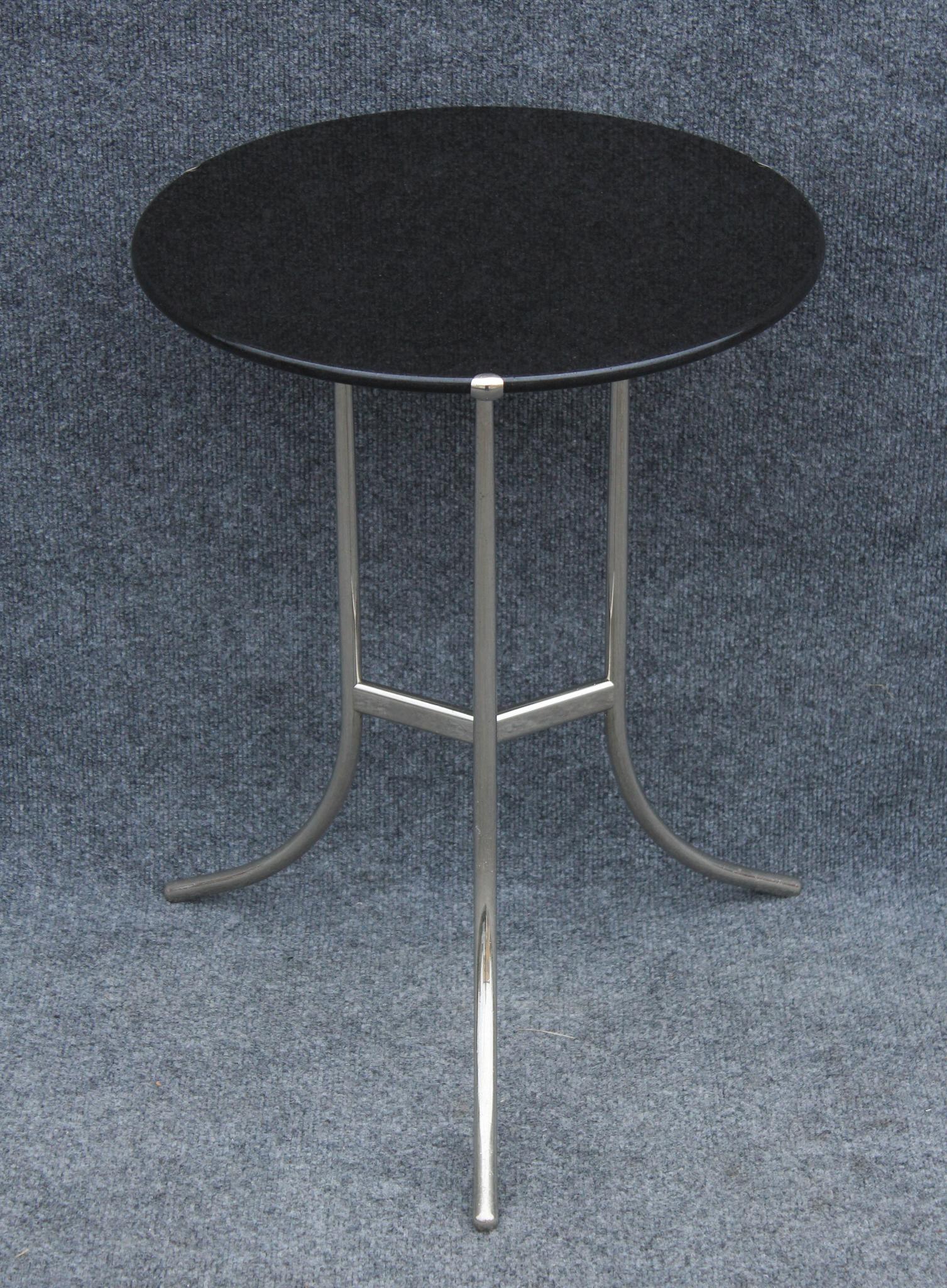 Fabriquée dans les années 1970, cette table a été conçue par l'architecte et edgineer Cedric Hartman. Au début de sa carrière, il s'est fait un nom avec le lampadaire emblématique 1UWV, mais il s'est rapidement fait connaître pour sa qualité de