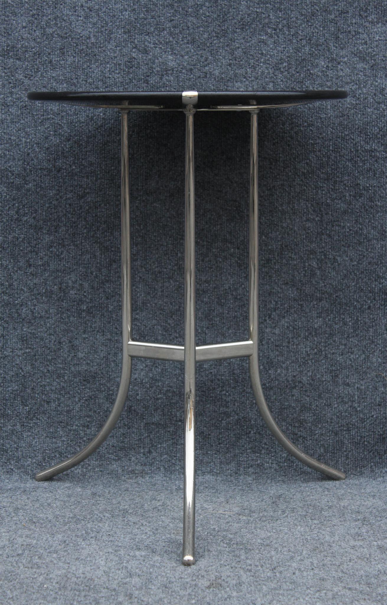 Beistelltisch oder Beistelltisch „Modell AE“ von Cedric Hartman, schwarzer Granit und Nickel, 1970er Jahre (Moderne der Mitte des Jahrhunderts) im Angebot