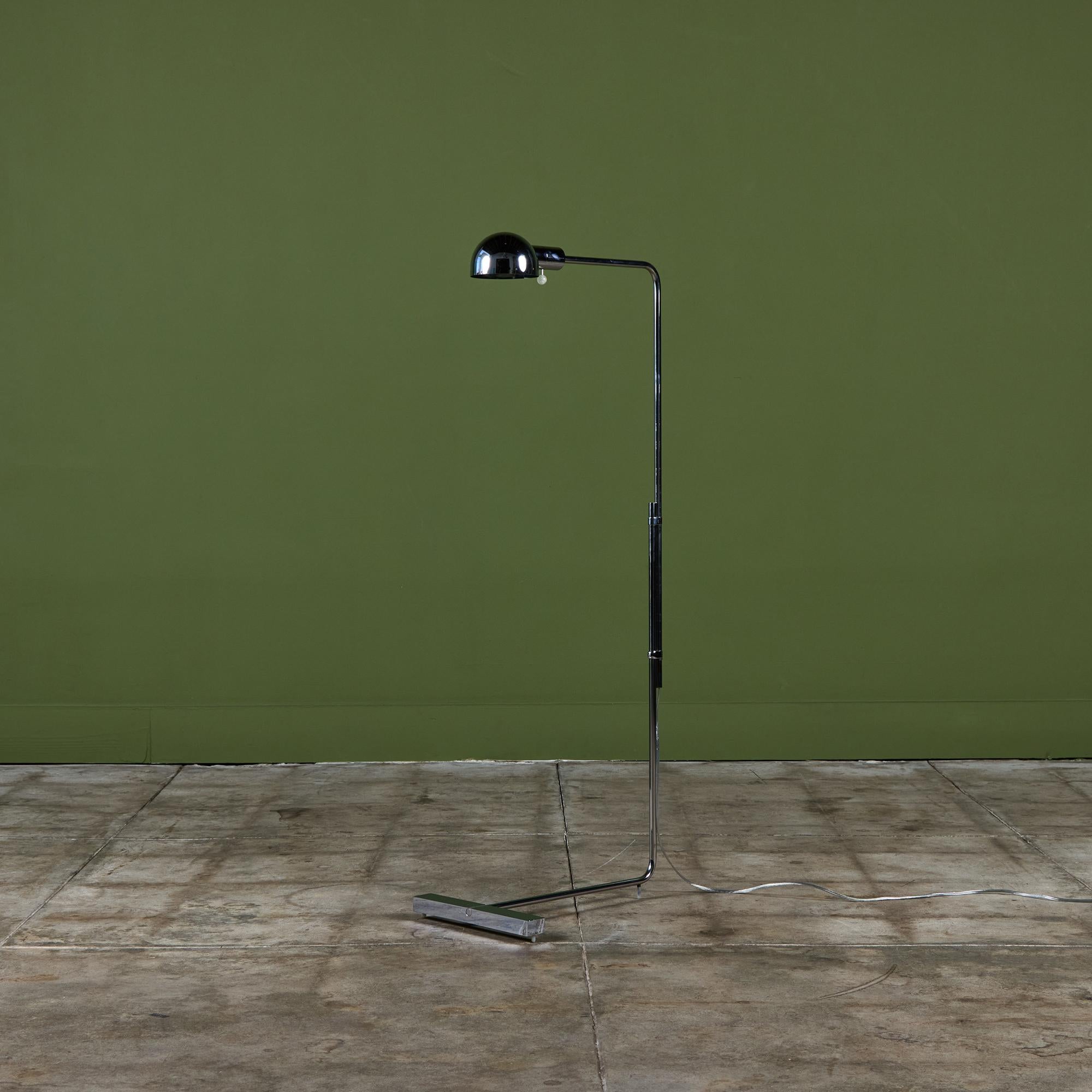 Conçu dans les années 1970, le lampadaire en acier inoxydable de Cedric Hartman est un classique durable du design. Ce lampadaire moderniste est doté d'un abat-jour en forme de dôme en acier inoxydable, qui offre un éclairage d'appoint ciblé, fixé à