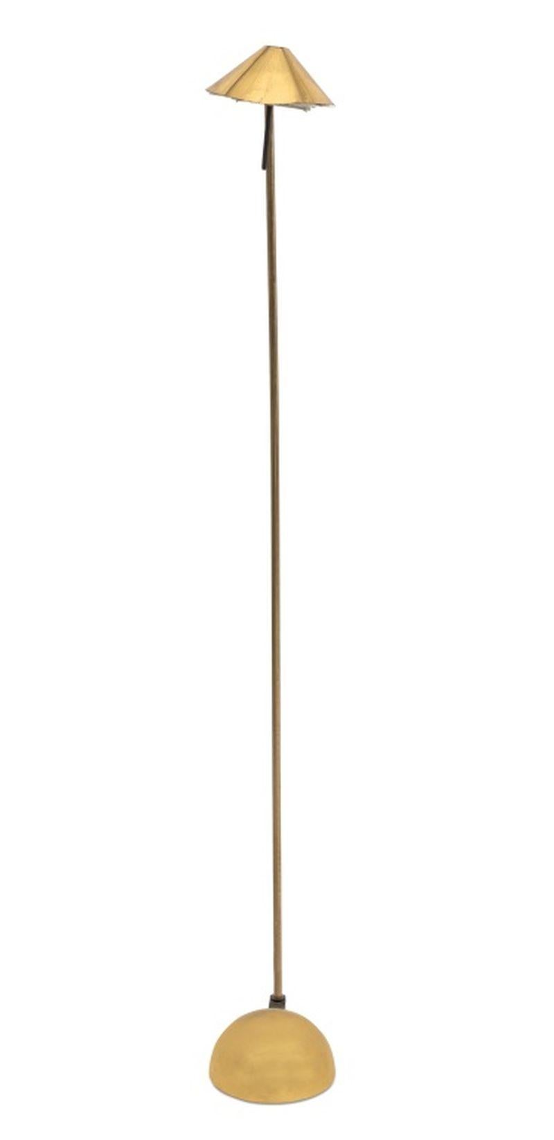Lampadaire moderne en laiton de style Cedric Hartman, sur base en forme d'orbe avec abat-jour ajustable.  43,5