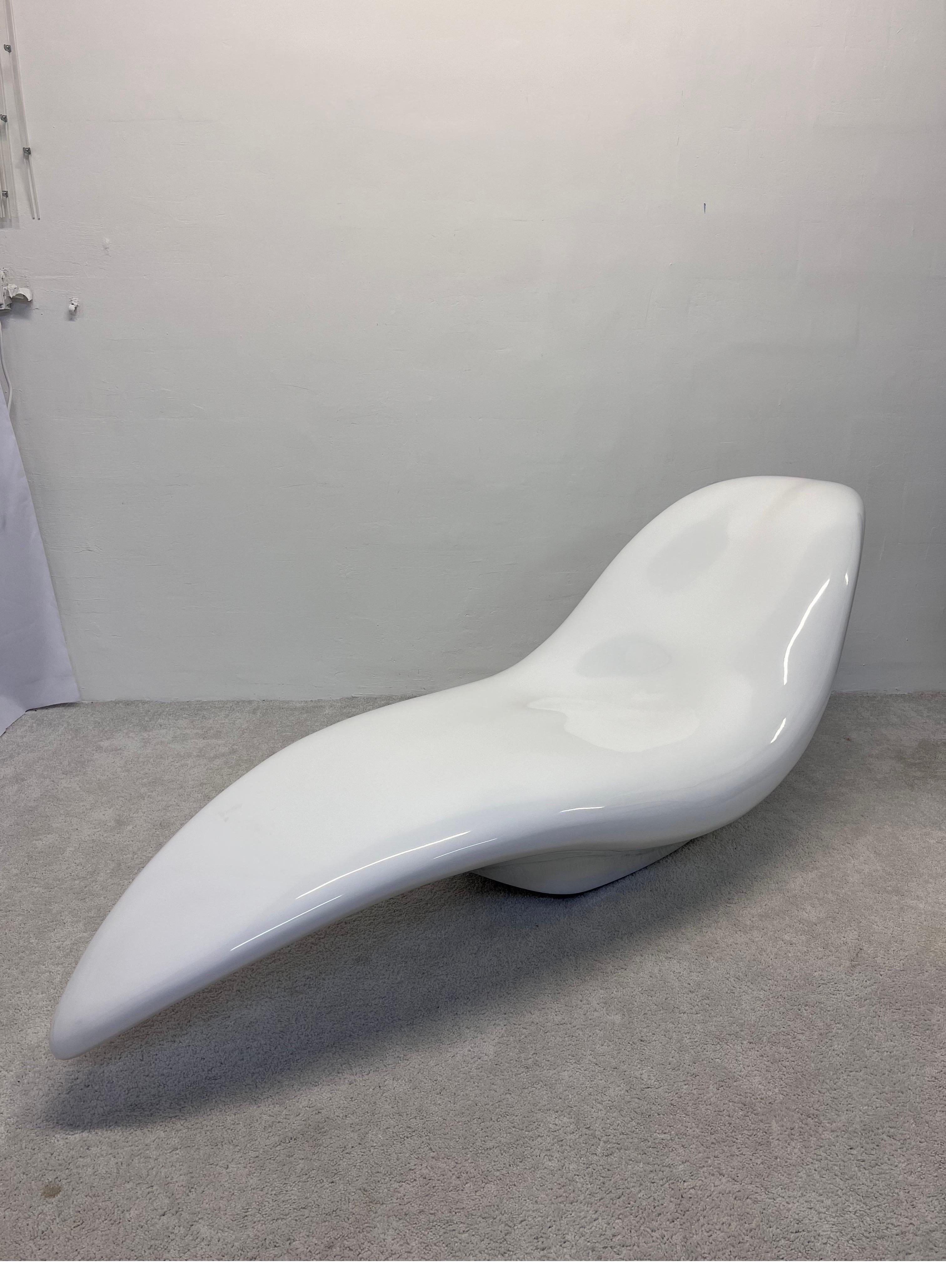 CedriMartini Ghost chaise in lacquered gloss white.

Ghost Chaise Longue by CedriMartini features a modern Italian design. This swinging chaise longue is characterized by a fluid and organic shape that gives it a futuristic and ergonomic look. Made