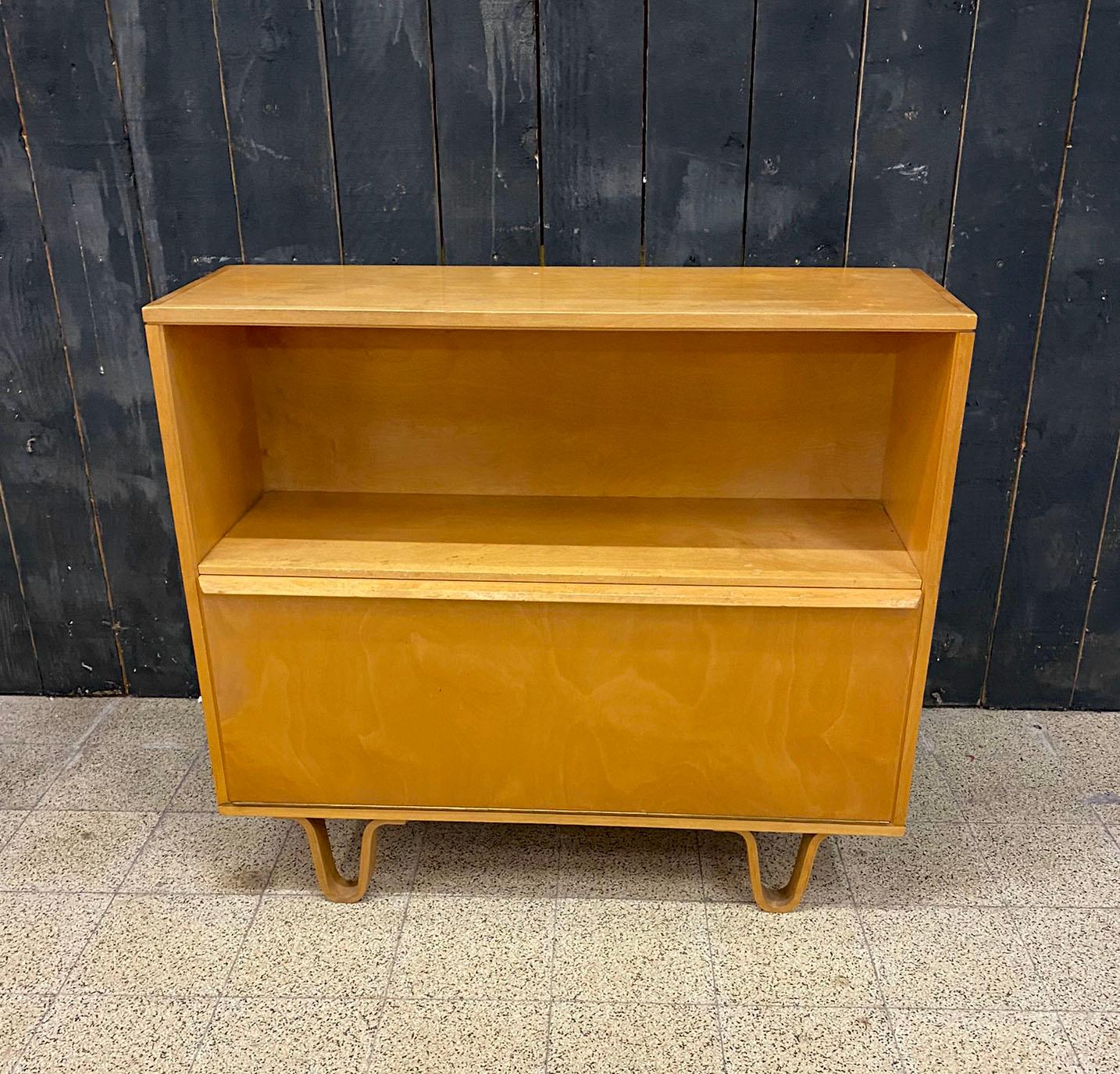 Pequeño mueble auxiliar Cees Braackman para Editions Pastoe, puerta abatible hacia 1950.