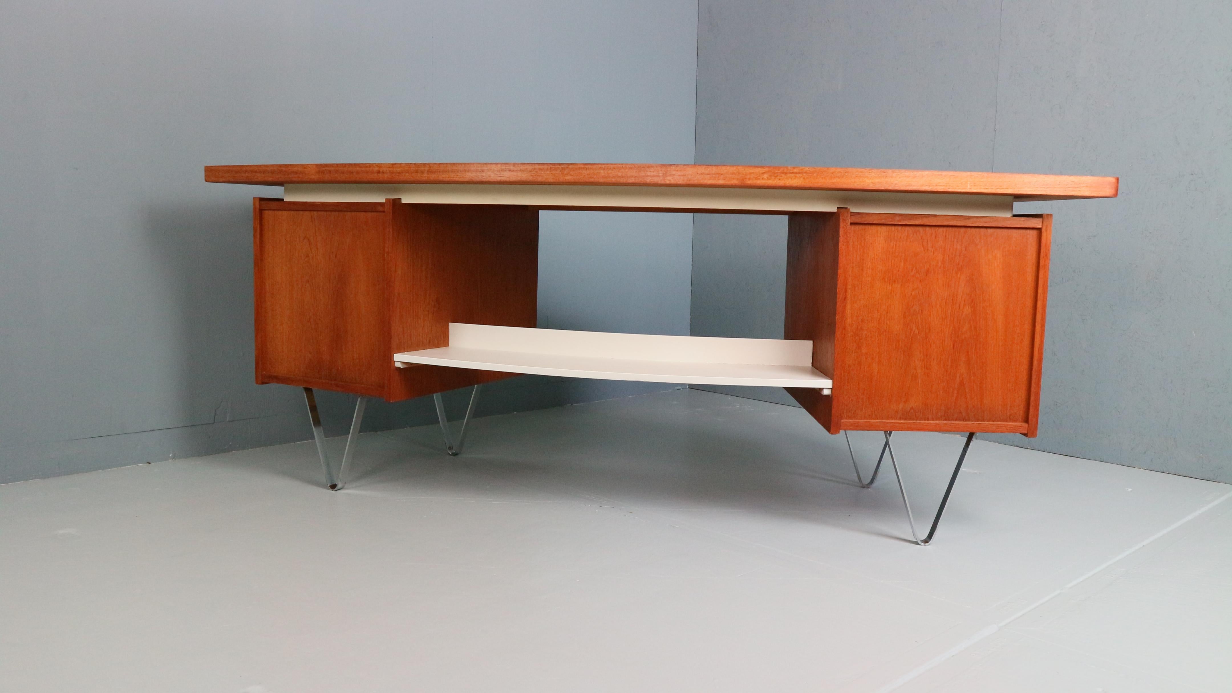 Cees Braakman Scrivania a boomerang con gambe a triangolo per Pastoe, design olandese, anni '50 in vendita 5