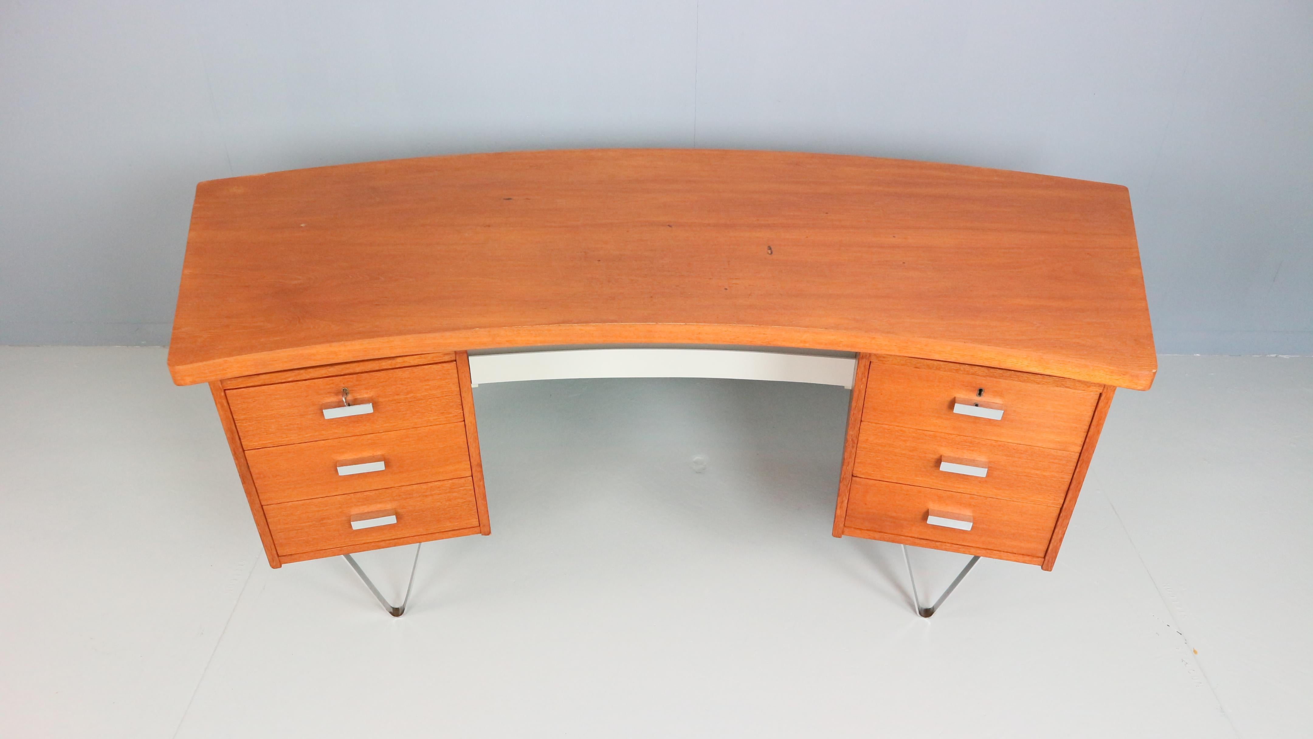 Mid-Century moderno Cees Braakman Scrivania a boomerang con gambe a triangolo per Pastoe, design olandese, anni '50 in vendita