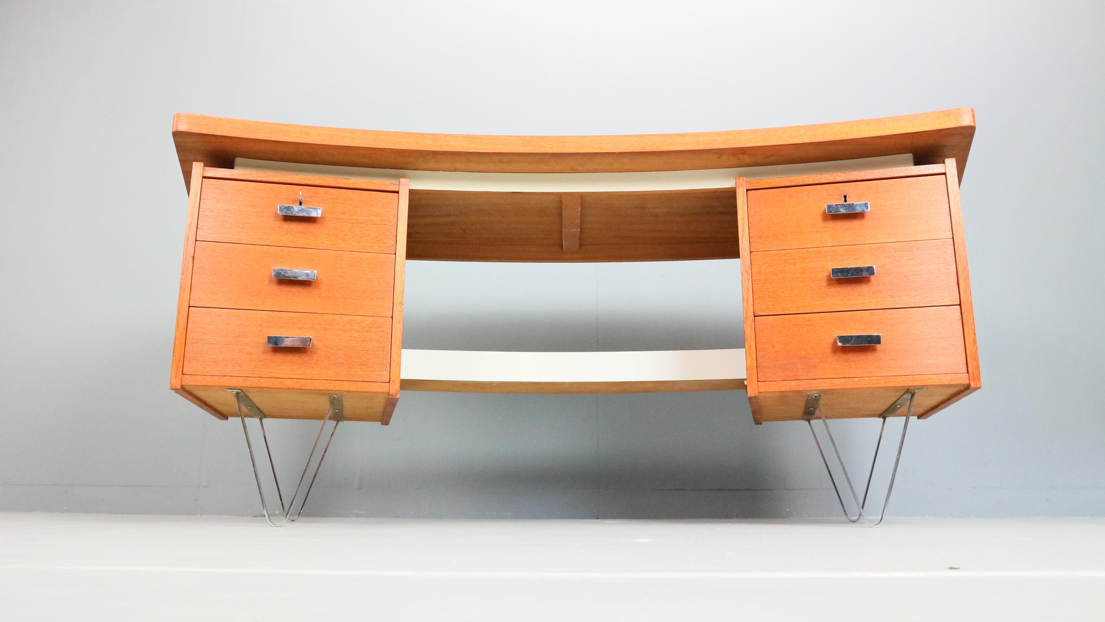 Olandese Cees Braakman Scrivania a boomerang con gambe a triangolo per Pastoe, design olandese, anni '50 in vendita