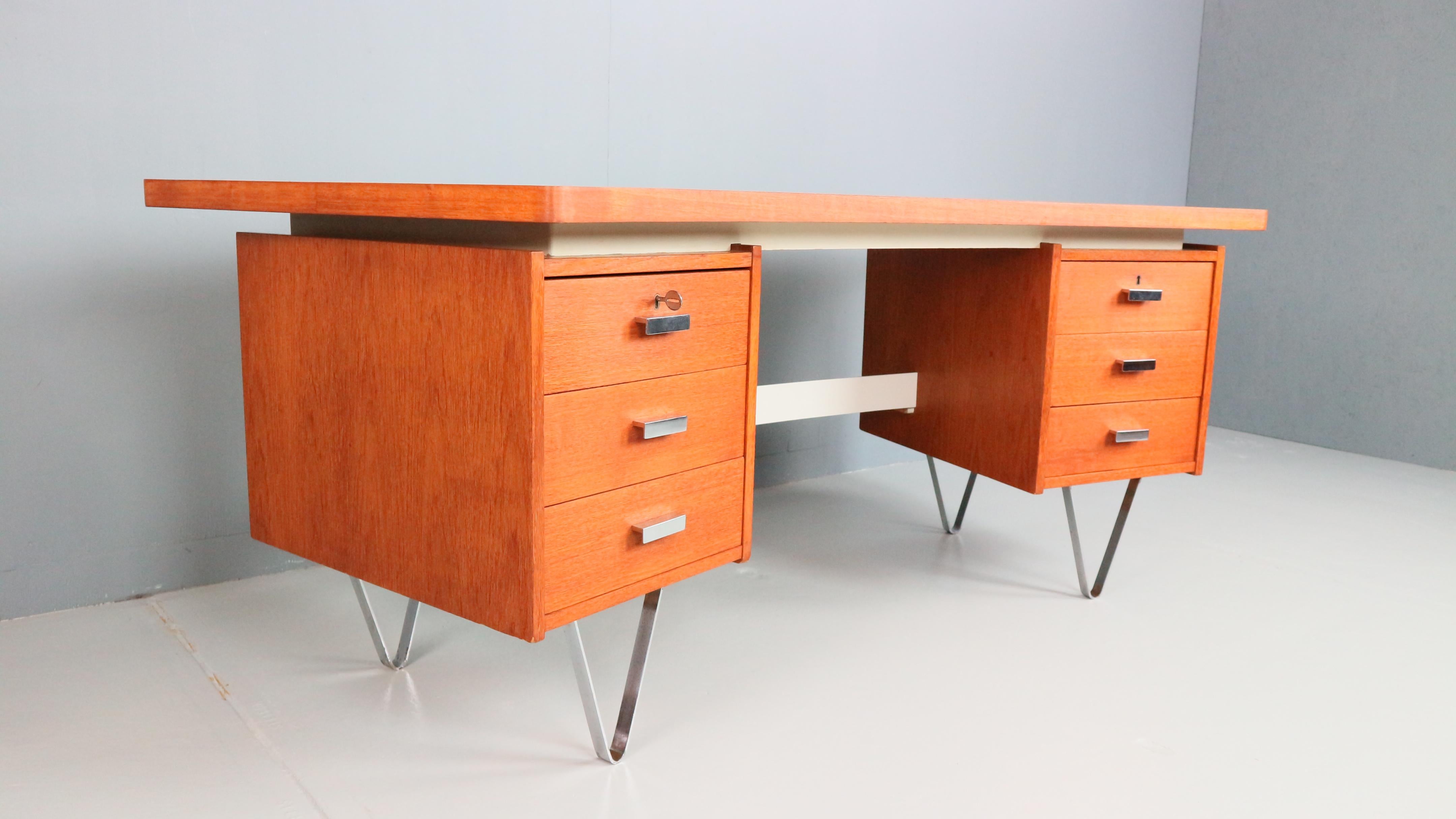 Cees Braakman Scrivania a boomerang con gambe a triangolo per Pastoe, design olandese, anni '50 In condizioni discrete in vendita a The Hague, NL