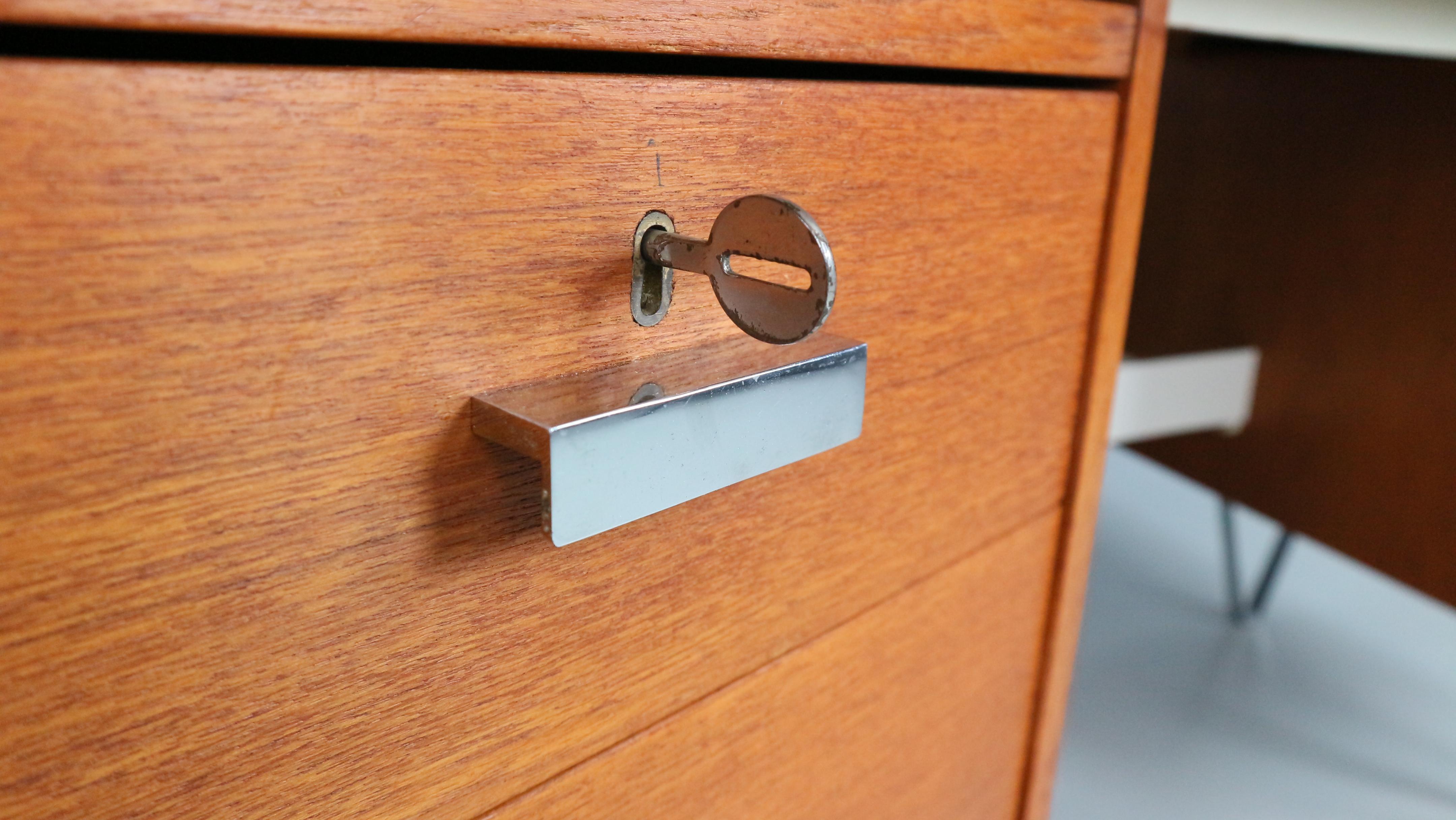 Acciaio Cees Braakman Scrivania a boomerang con gambe a triangolo per Pastoe, design olandese, anni '50 in vendita