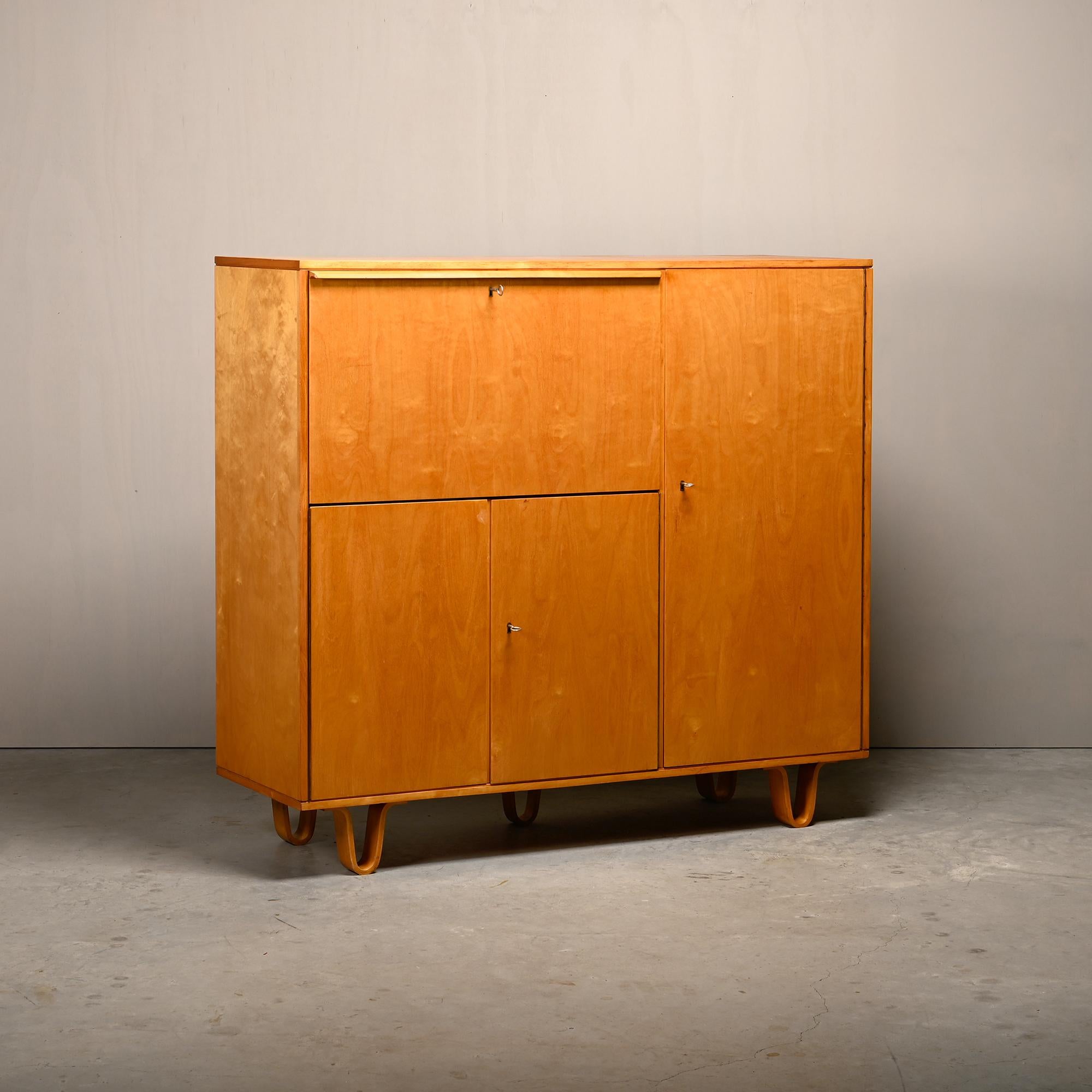Secretaire / Highboard Modelo CB01 diseñado por Cees Braakman y fabricado por Pastoe en la década de 1950, Países Bajos. Este Secretaire / Highboard formaba parte de la 