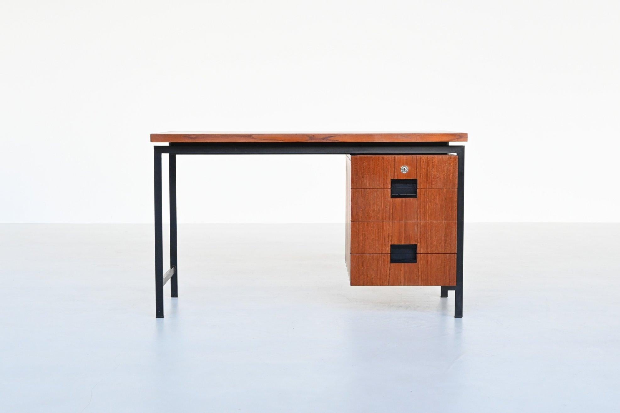 Magnifique bureau de forme modèle EU01 de la série japonaise conçu par Cees Braakman pour Pastoe, Pays-Bas 1958. Ce bureau minimaliste est fabriqué en bois de teck et possède un cadre en métal laqué noir. Les poignées sont en plastique moulé noir.