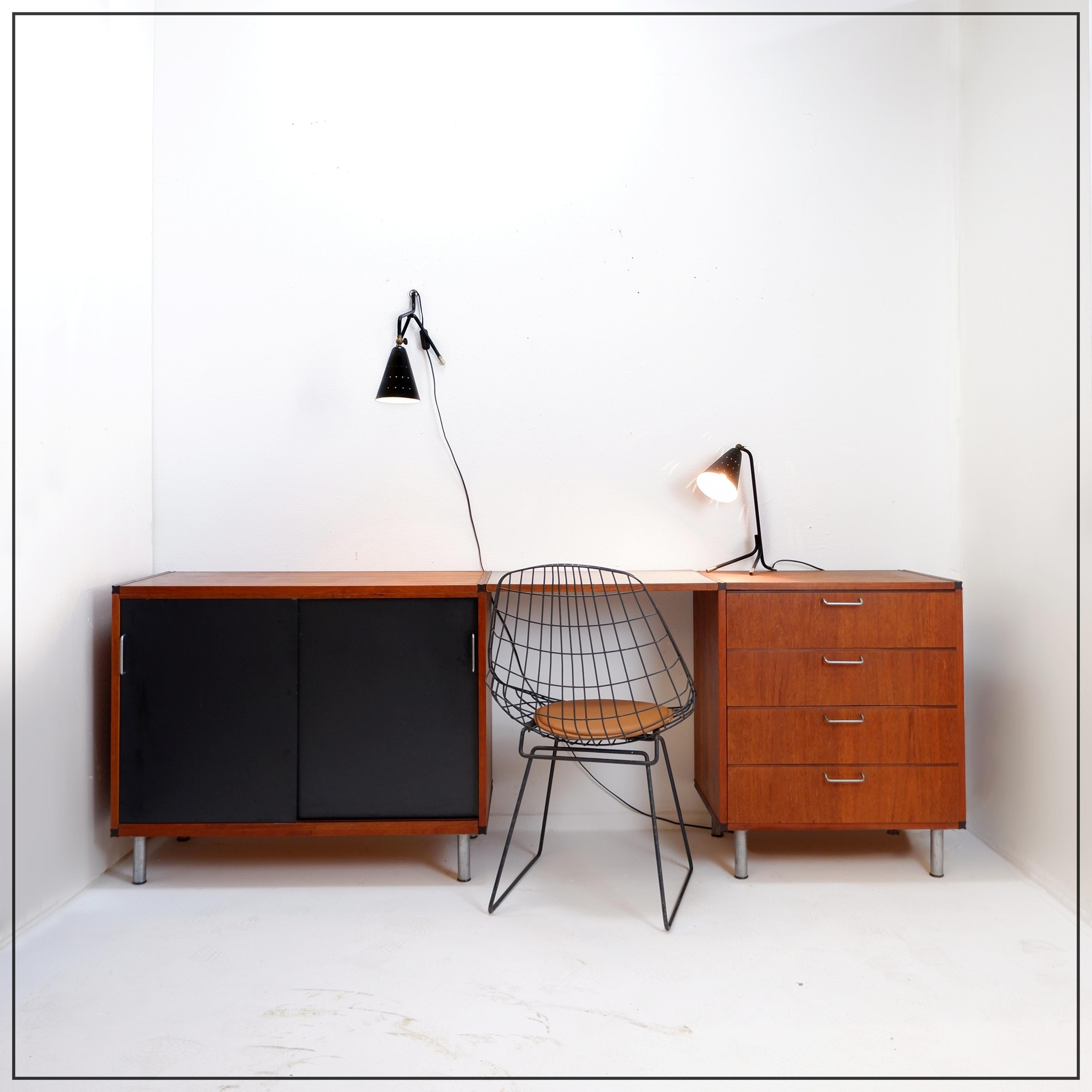 Cees Braakman per Pastoe
Pastoe - Scrivania - Mid-Century Furniture
Misure : 
TOT : 215x45cm  H. H. 75,5 cm 
Blocco cassetti: 63x45cm
Porte scorrevoli nere: 91x45cm 
Lavagna in melamina: 59x45cm 
 