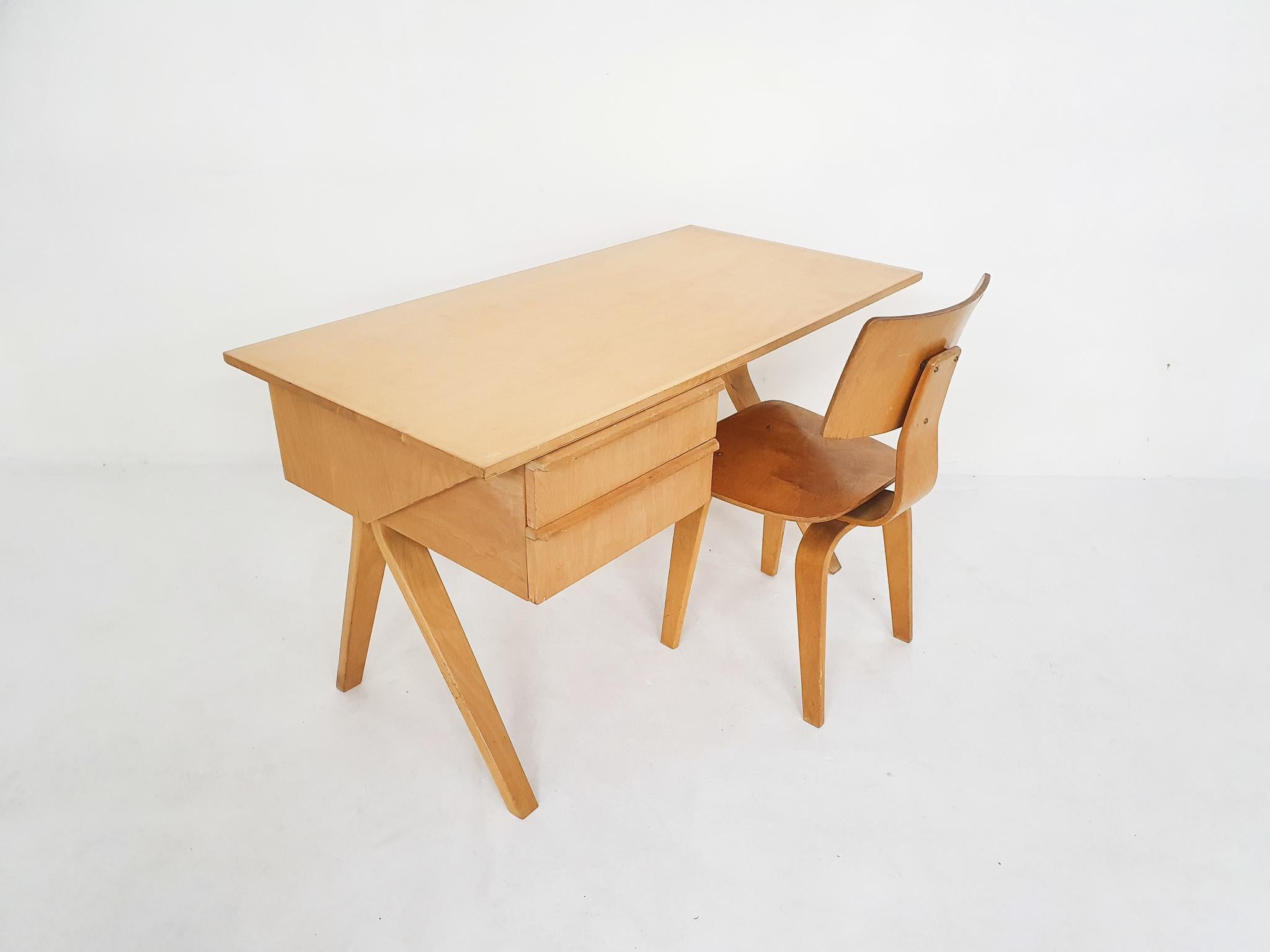 Birch desk with plywood legs. Designed by Cees Braakman for Pastoe.
The top is in very good original condition, since the formar owners had a protection glass on top of the desk.
Desk comes with matching chair.

Cees Braakman was a Dutch