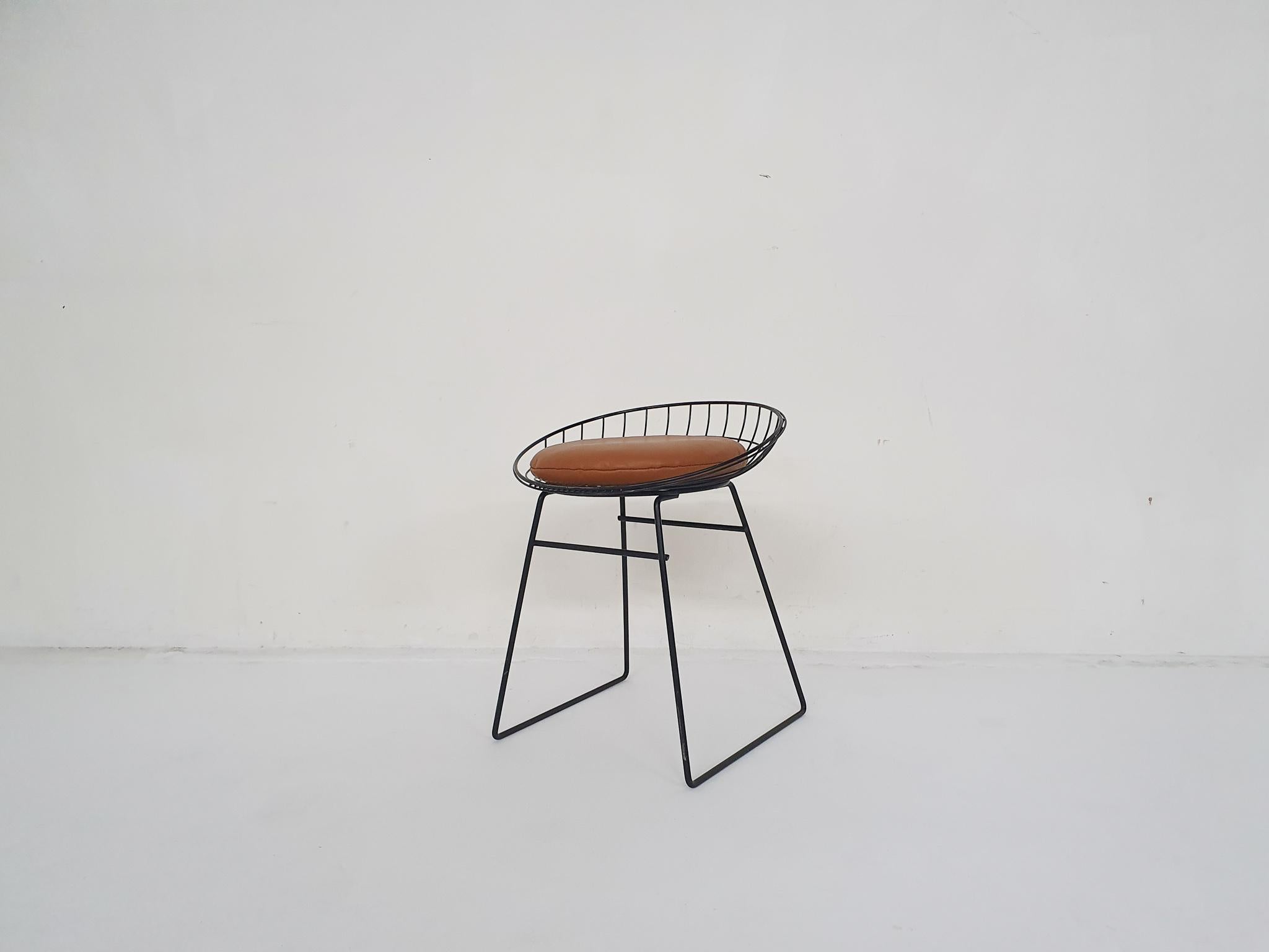 Black metal wire stool designed by Adriaan Dekker and Cees Braakman in 1958 for Pastoe.
In very good condition. With a cognac leather cushion

Cees Braakman was a Dutch furniture designer who worked for UMS Pastoe in the midcentury. He designed