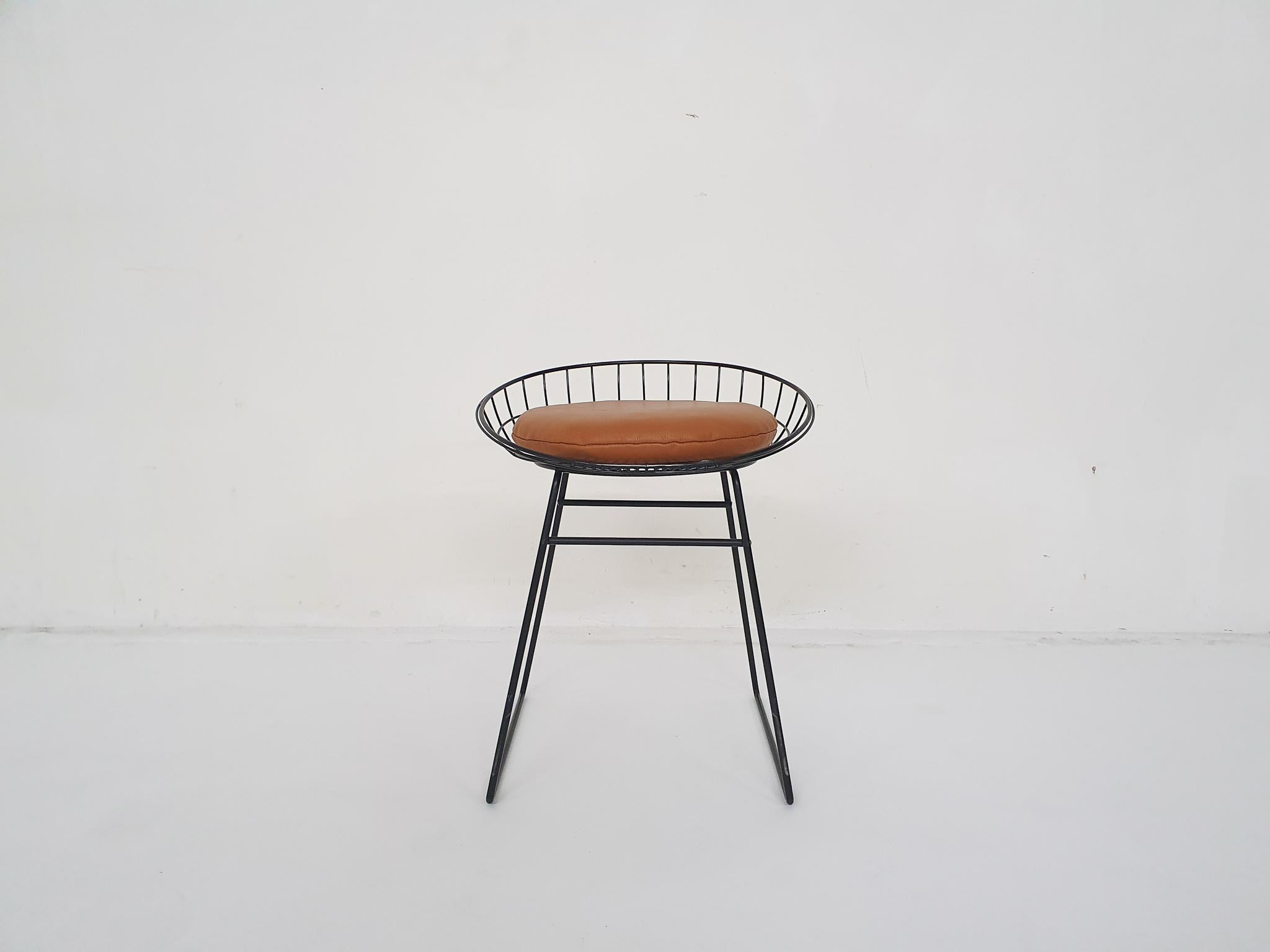 Cees Braakman for Pastoe KM05 Metal Wire Stool, the Netherlands 1958 In Good Condition In Amsterdam, NL