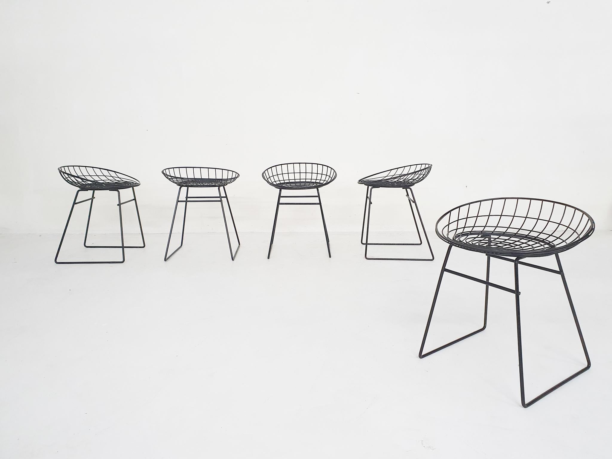 Cees Braakman for Pastoe KM05 Metal Wire Stools, the Netherlands 1958 In Good Condition For Sale In Amsterdam, NL