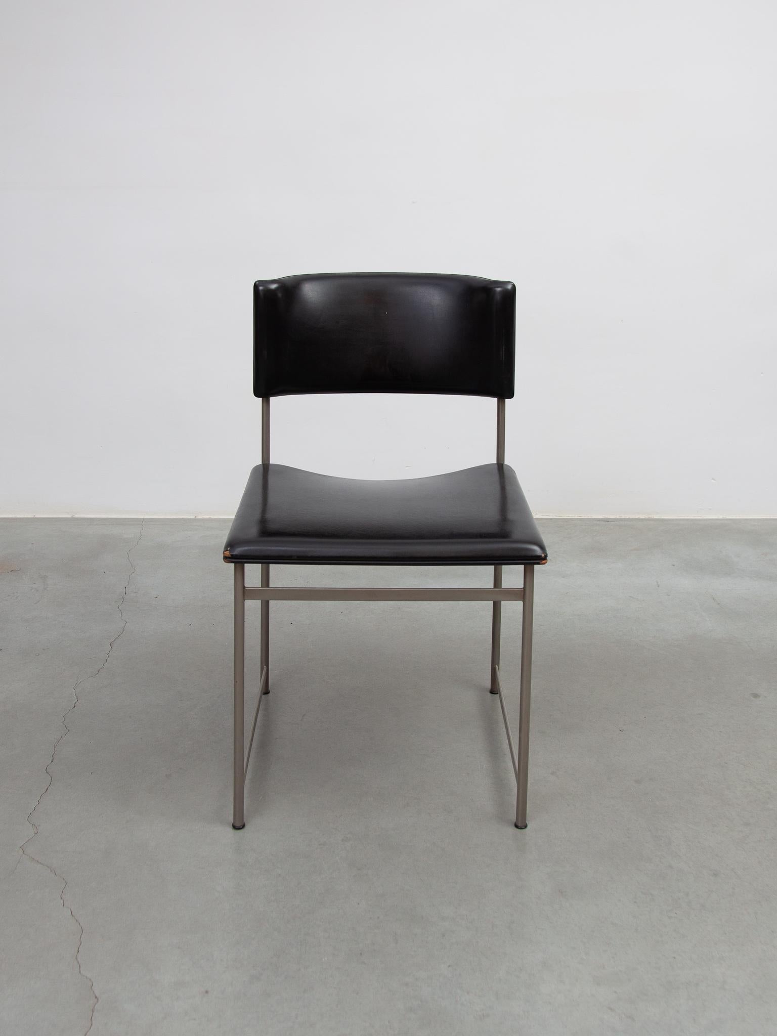 Schöner Vintage-Satz von sechs SM08-Esszimmerstühlen aus schwarzem Leder, entworfen von Cees Braakman für Pastoe, 1950er Jahre. In ursprünglich gutem Zustand mit einigen Gebrauchsspuren.
Dies ist eine seltene Ausgabe von Esszimmerstühlen alle Stühle