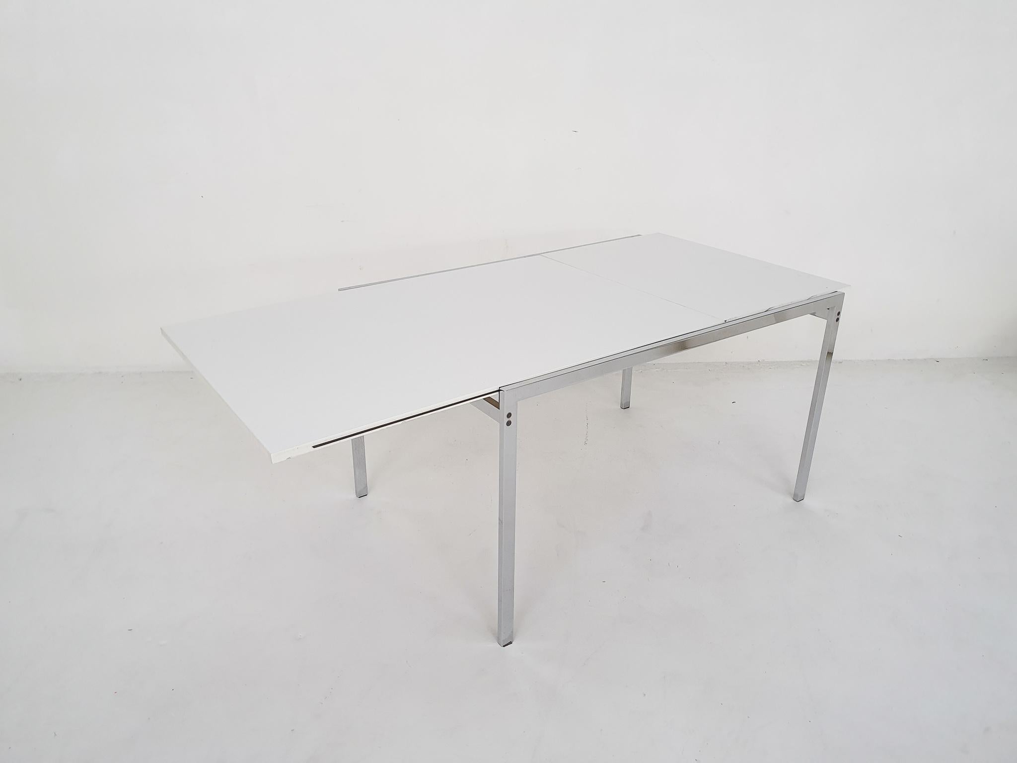 Cadre en métal argenté et plateau en formica blanc. Table extensible de 120 à 170 cm
