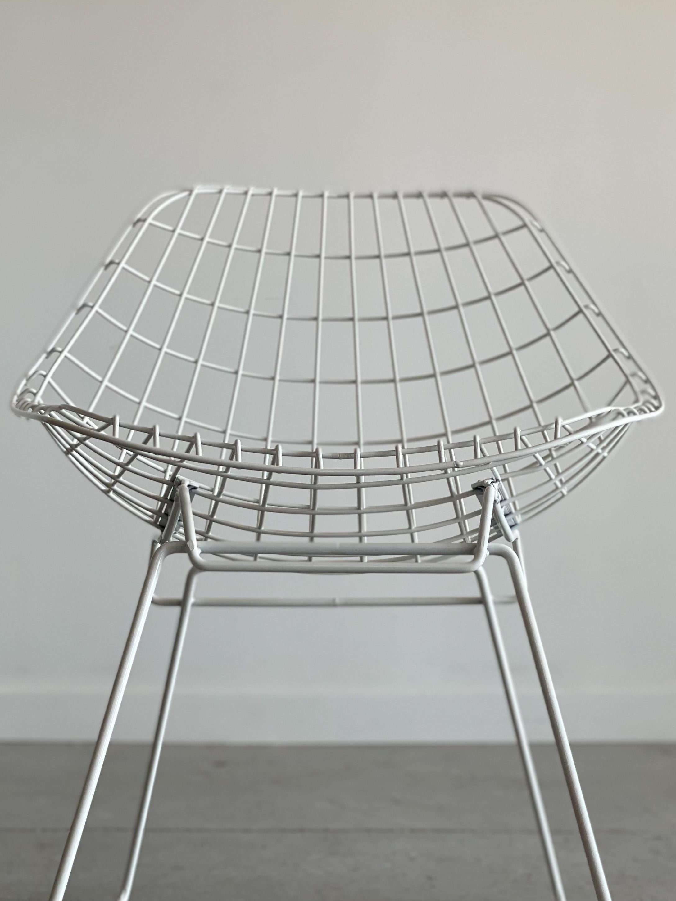 Magnifique chaise sculpturale en fil de fer conçue par Cees Braakman pour Pastoe, Pays-Bas. Cette pièce est composée d'un corps en treillis métallique reposant sur une base angulaire en forme de traîneau. Mesure 23