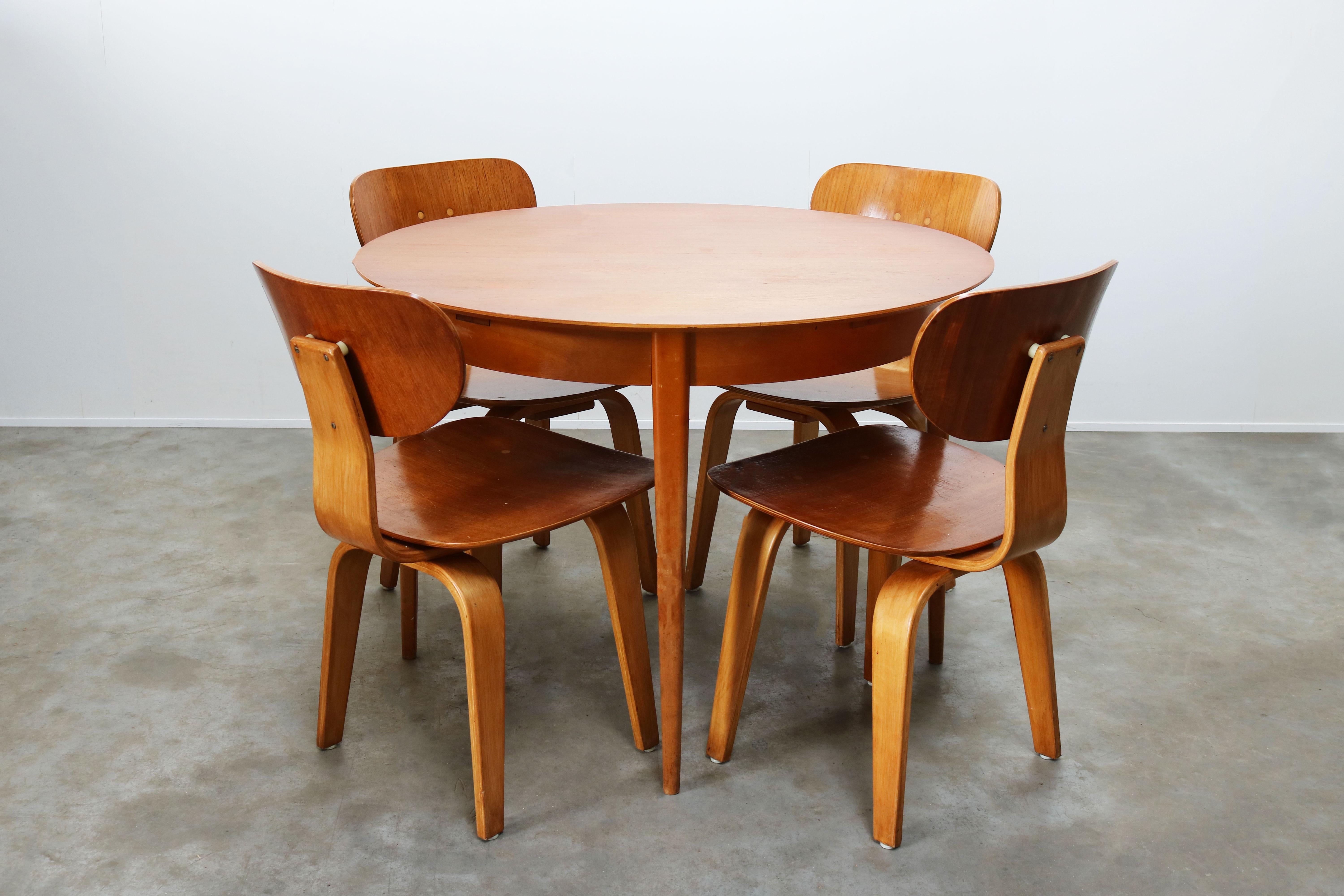 Wonderful Dutch design dining room set designed by Cees Braakman for UMS Pastoe 1952. The set consists of four iconic SB02 birch teak chairs and a matching TB05 teak extendable round table in teak and birch. Set is in great vintage condition with
