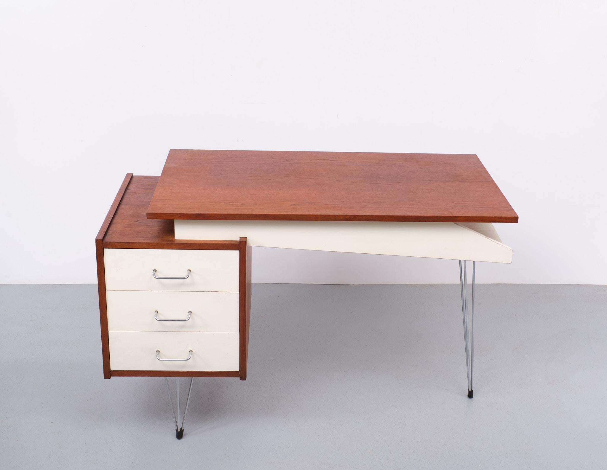 Dutch glory! This rare & beautiful vintage Dutch design desk from Pastoe is a real must-have for design enthusiasts. A design by Cees Braakman. Period: 1950s/60s. Known for its special Chrome metal tension legs and its optically floating top. A nice