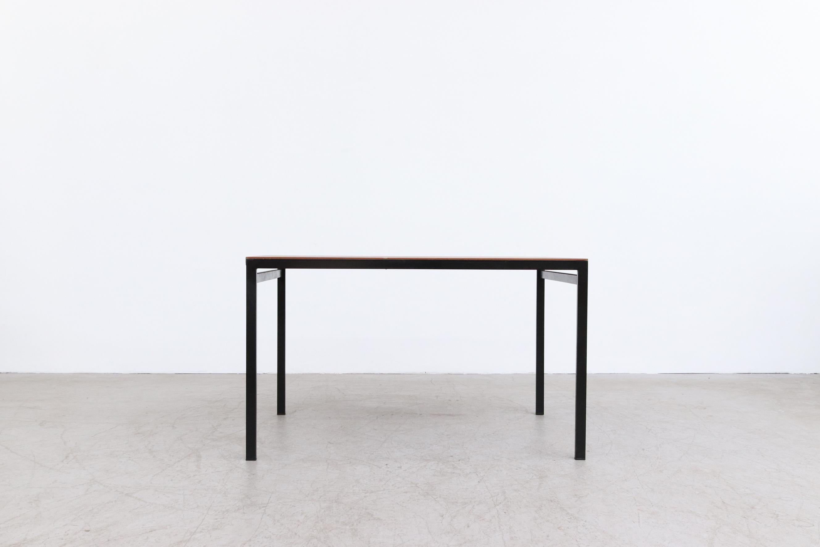 Cees Braakman a conçu pour Pastoe une table de salle à manger de la série japonaise avec une structure en métal émaillé noir et un plateau en teck encastré. En état d'origine, avec quelques usures dues à l'âge et à l'utilisation. Prise de vue avec