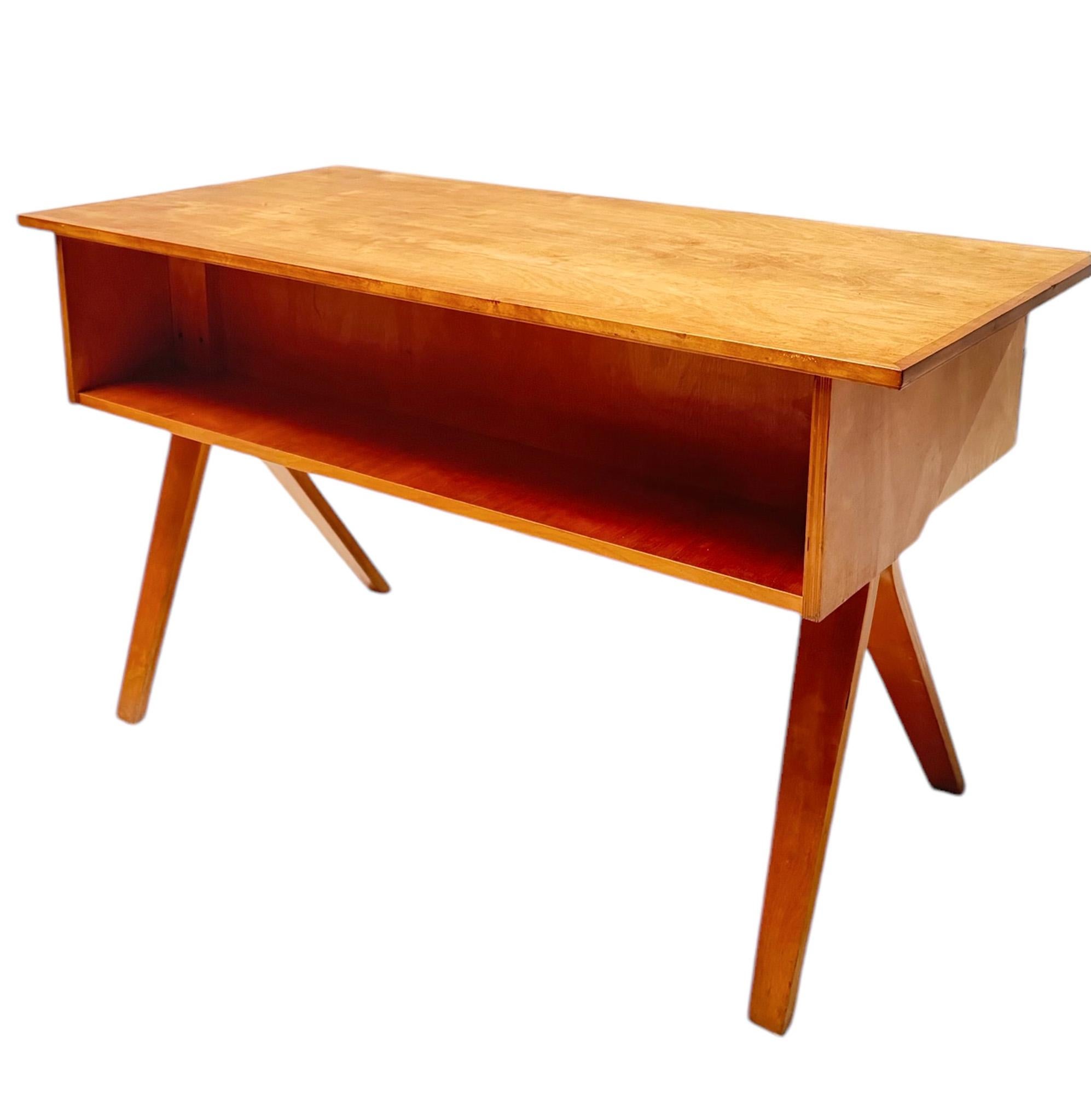 Prächtiger und seltener EB02-Schreibtisch aus der Jahrhundertmitte.
Design von Cees Braakman für Pastoe.
Auffälliges niederländisches Design aus den 1950er Jahren.
Sockel aus massiver Birke und originalem Birkenfurnier auf vier originalen