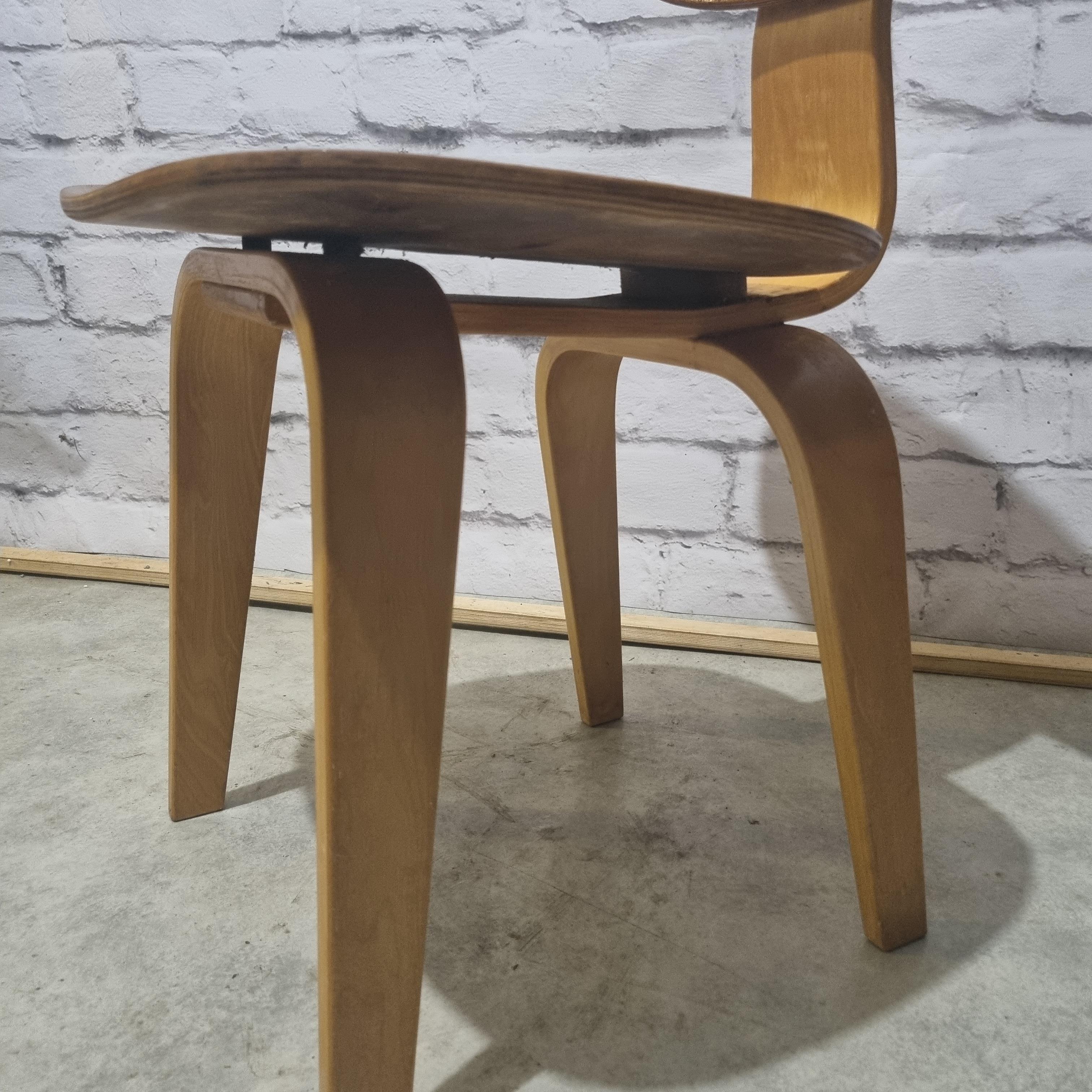 SB02 dining chair or side chair was designed in 1952 by Cees Braakman and manufactured in the Netherlands by UMS Pastoe. When Braakman designed these chairs, he was clearly inspired by the works of Charles & Ray Eames, having been on a recce to the