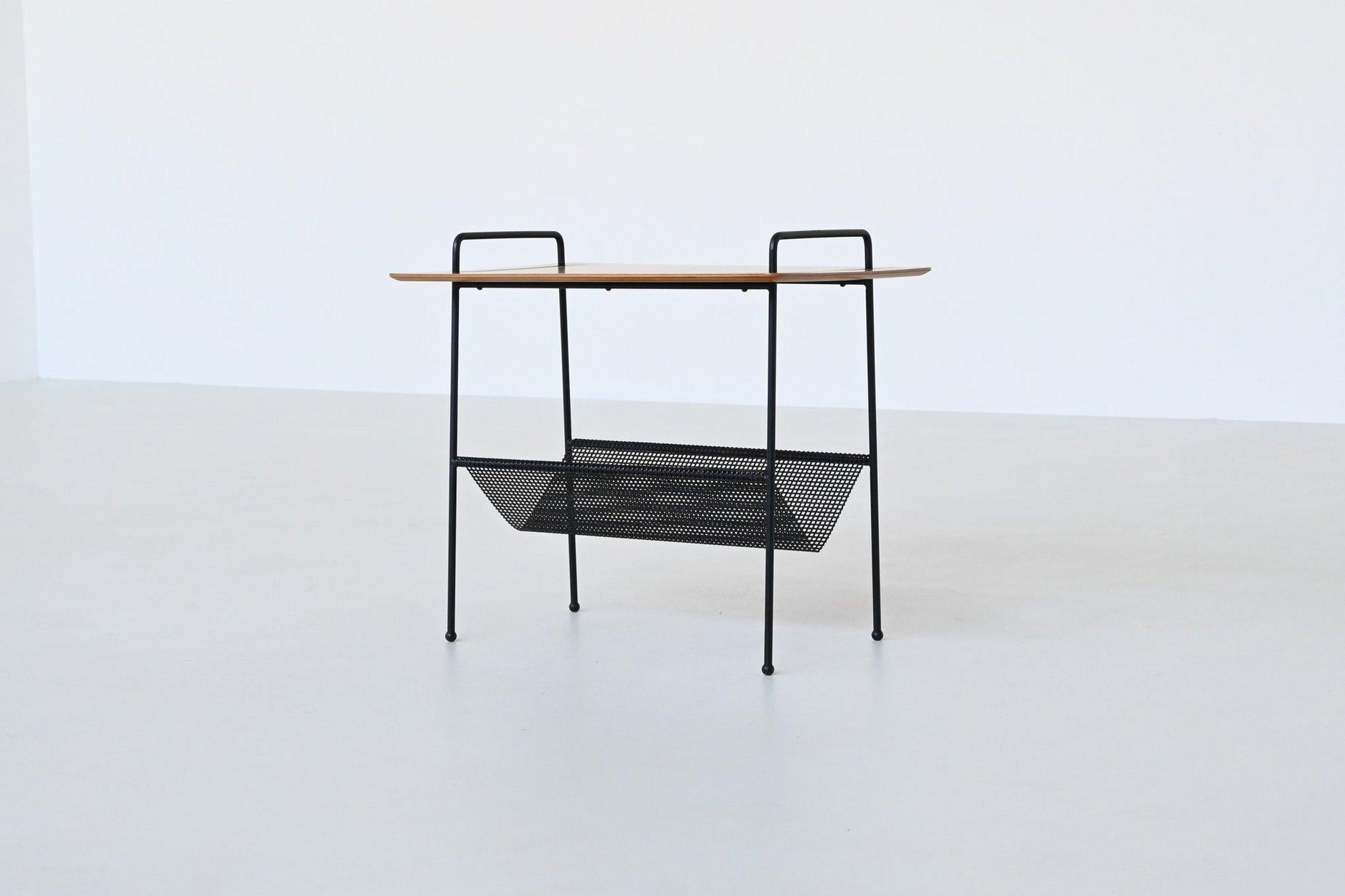 Mesa auxiliar de forma fantástica modelo TM04 diseñada por Cees Braakman para Pastoe, Países Bajos 1953. Esta exquisita mesa auxiliar ejemplifica el espíritu innovador del diseño moderno de mediados de siglo, con un tablero minimalista de abedul